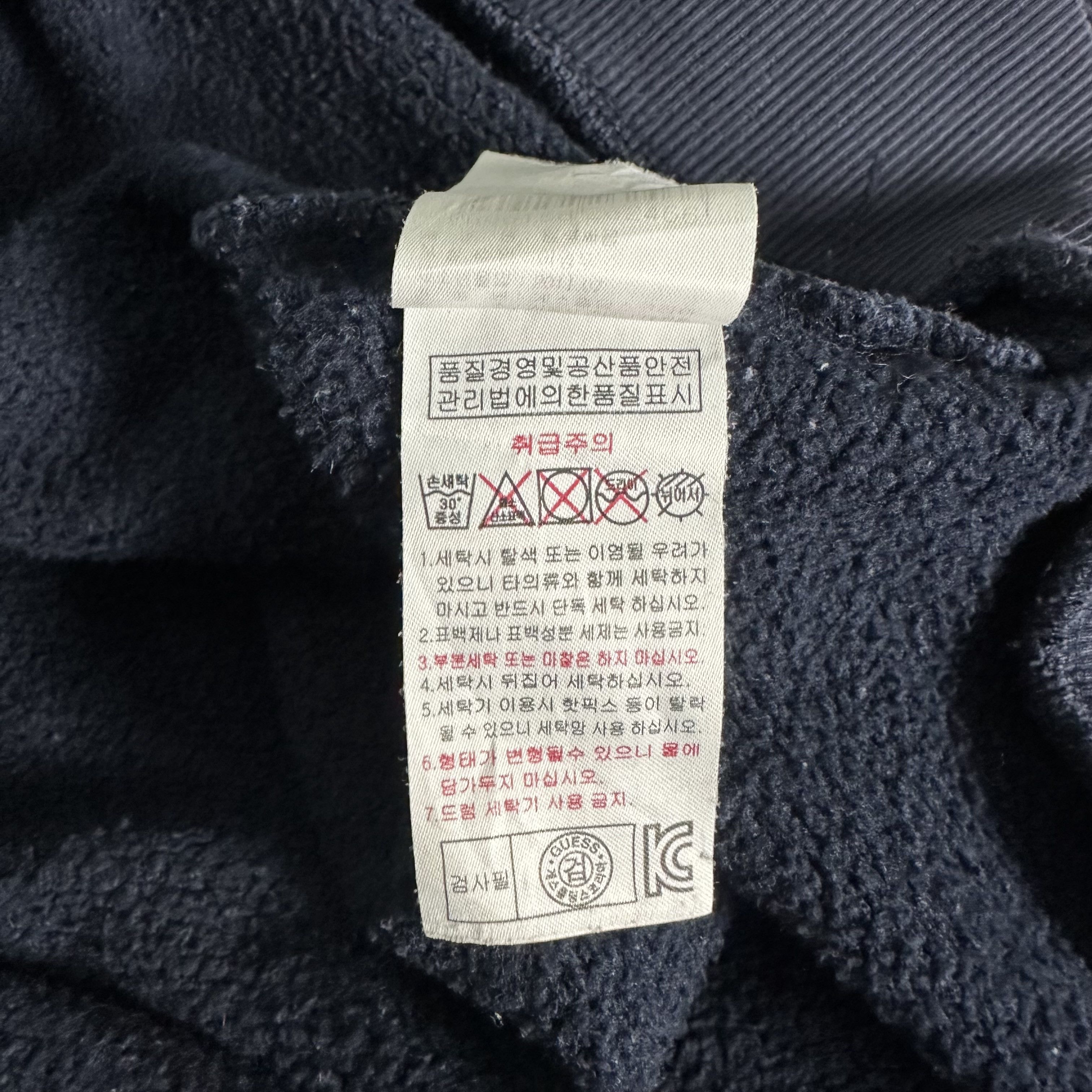 Guess 🔥RARE🔥Vintage Guess Velvet Logo Crewneck Sweatshirt Size US XL / EU 56 / 4 - 7 Thumbnail
