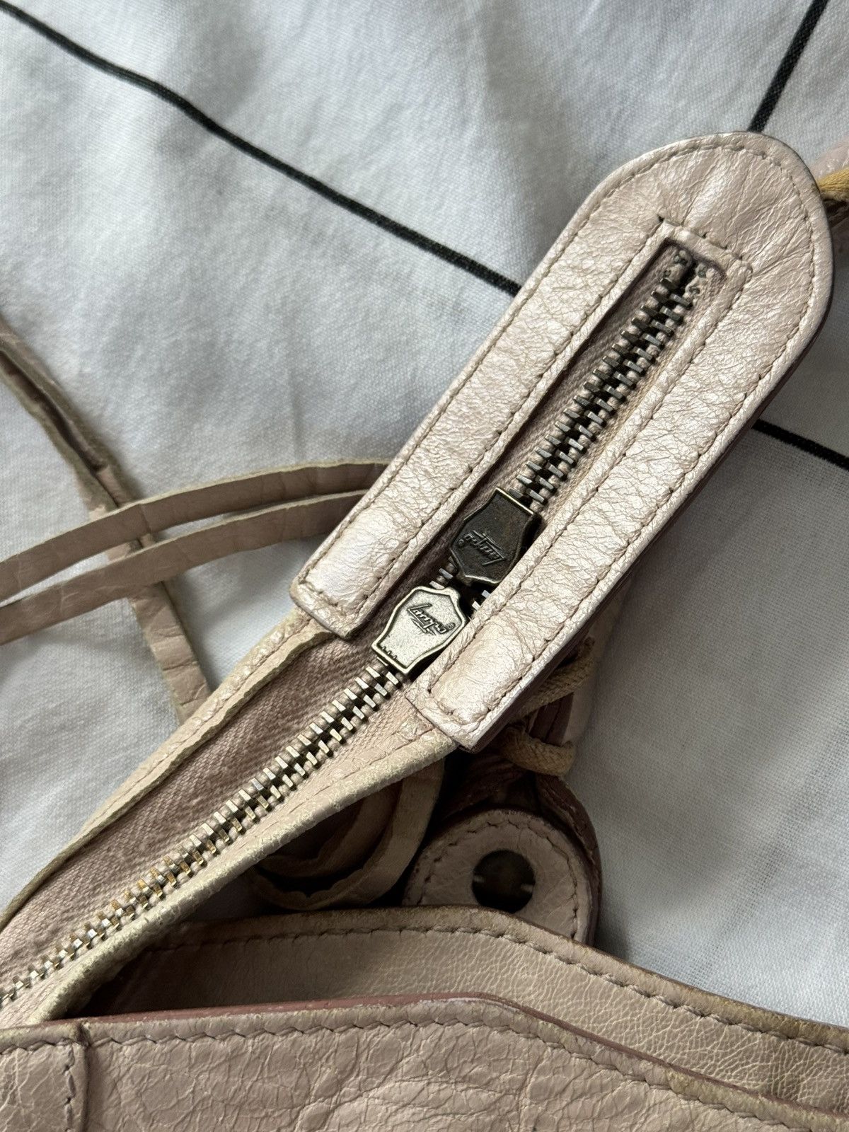 Balenciaga Vintage Balenciaga 00s City Bag Distressed Leather Handbag Size ONE SIZE - 3 Thumbnail