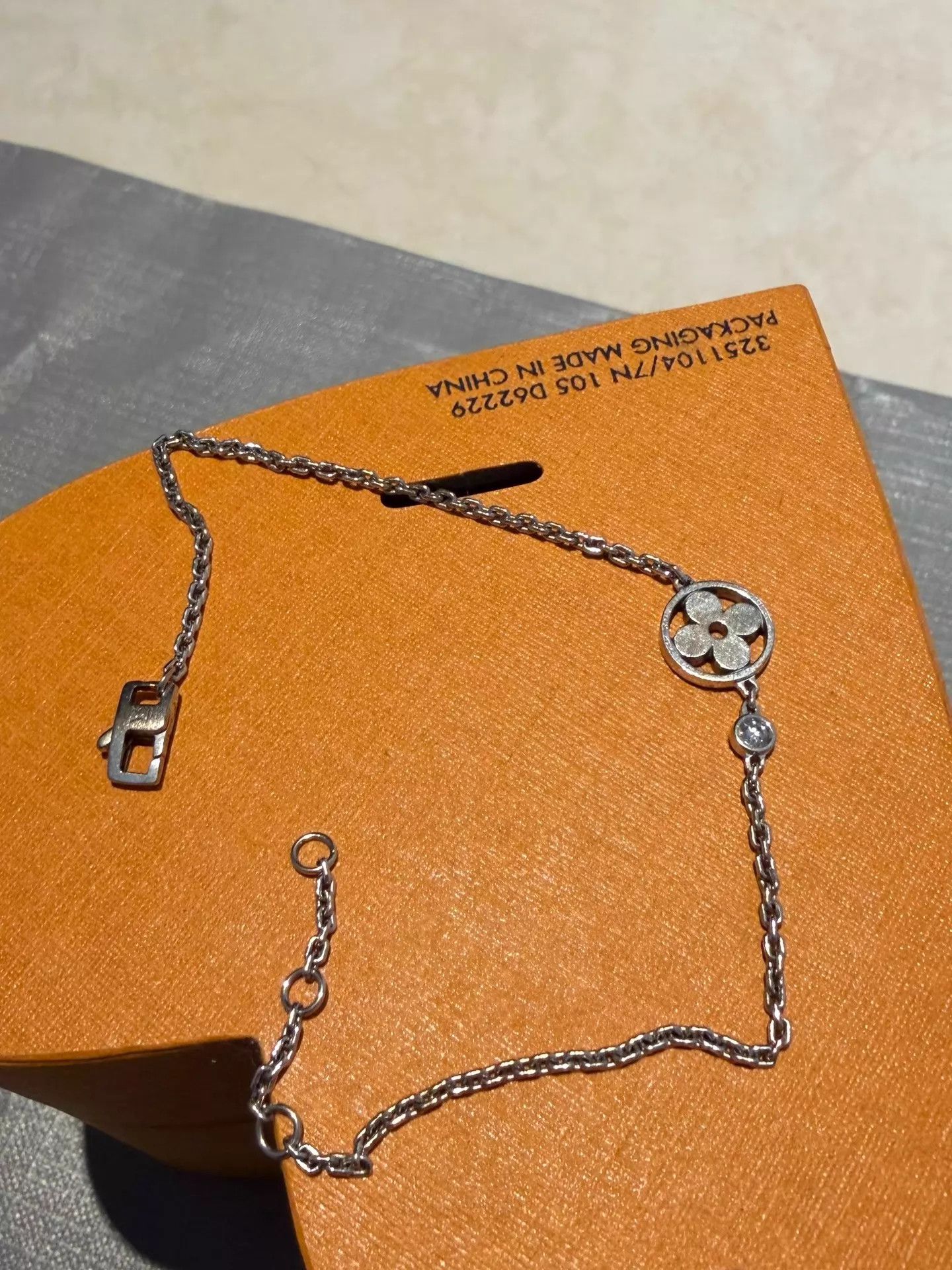 Louis Vuitton LV Blossom 18k WG Diamond Clover Circle Bracelet 15-17cm Size ONE SIZE - 2 Thumbnail