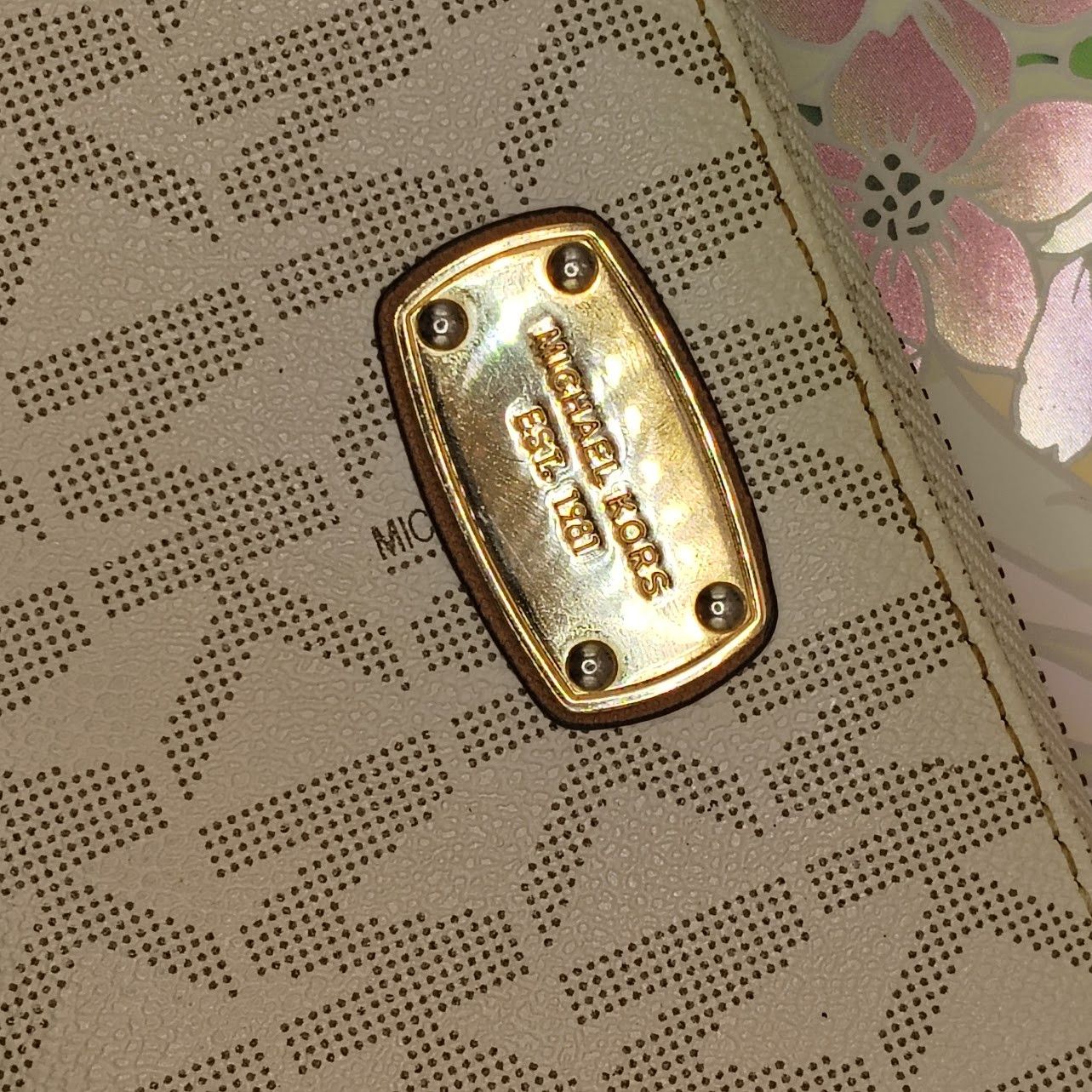 Michael Kors Michael Kors Wallet in the vanilla signature-print canvas. Size ONE SIZE - 2 Thumbnail