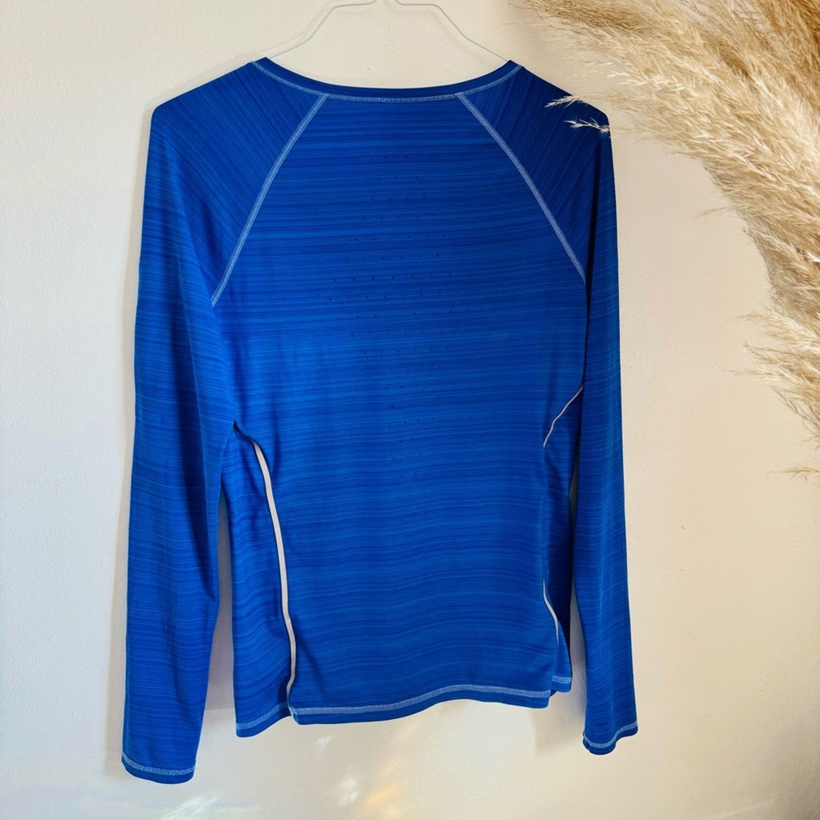Athleta ATHLETA Blue White Long Sleeve VNeck Workout Shirt Top Size M / US 6-8 / IT 42-44 - 6 Thumbnail