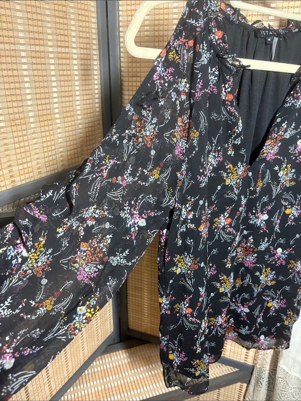Other Black Floral Ruffle V-Neck cold-shoulder Blouse Size M / US 6-8 / IT 42-44 - 2 Thumbnail