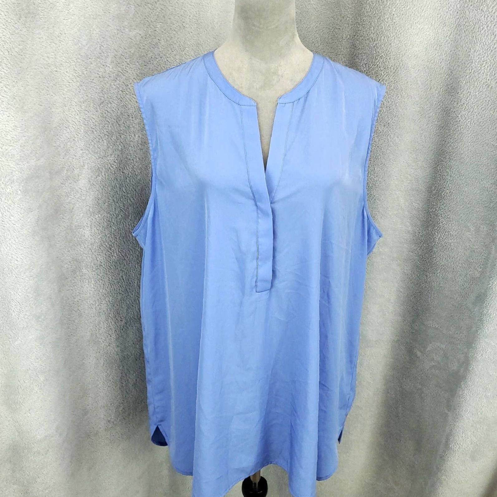 Vintage Chicos Womens Top Sleeveless V-Neck Periwinkle Blue 2XL Lightweight Polyester Blouse Shirt Tank Casual Business Travel Size XXL / US 16-18 / IT 52-54 - 2 Thumbnail