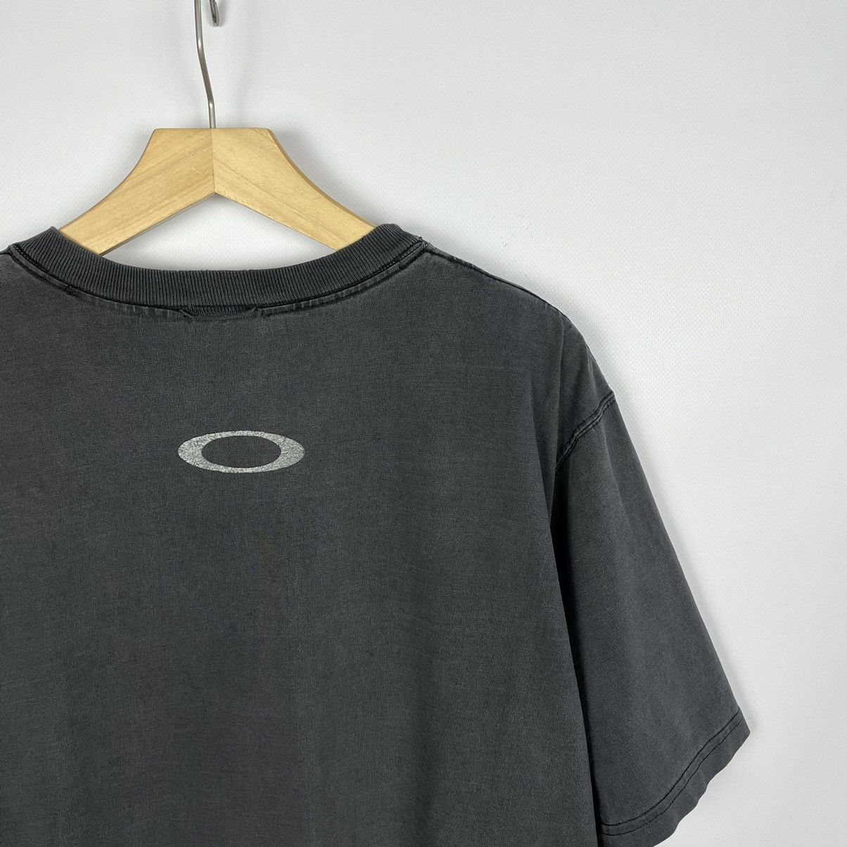 Oakley Vintage Oakley software rare Skulls sunfaded tee 2000’s Size US XL / EU 56 / 4 - 11 Thumbnail