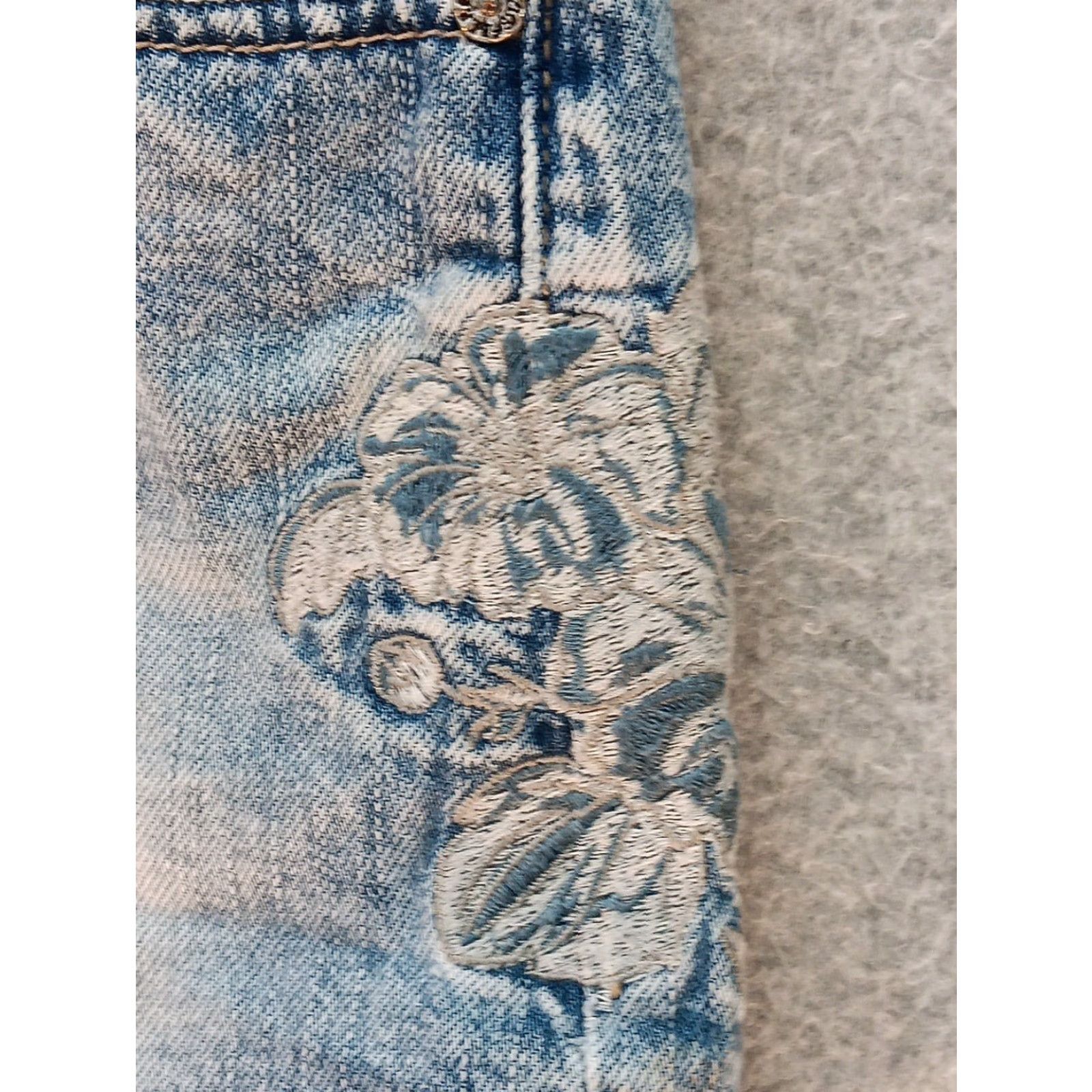 Buckle Black Buckle Black Distressed Denim Shorts Women's 26 Regular Blue Daisy Embroidered Pocket 2.0 Inseam Mid Rise Flat Front Zip Size 26" / US 2 / IT 38 - 5 Thumbnail