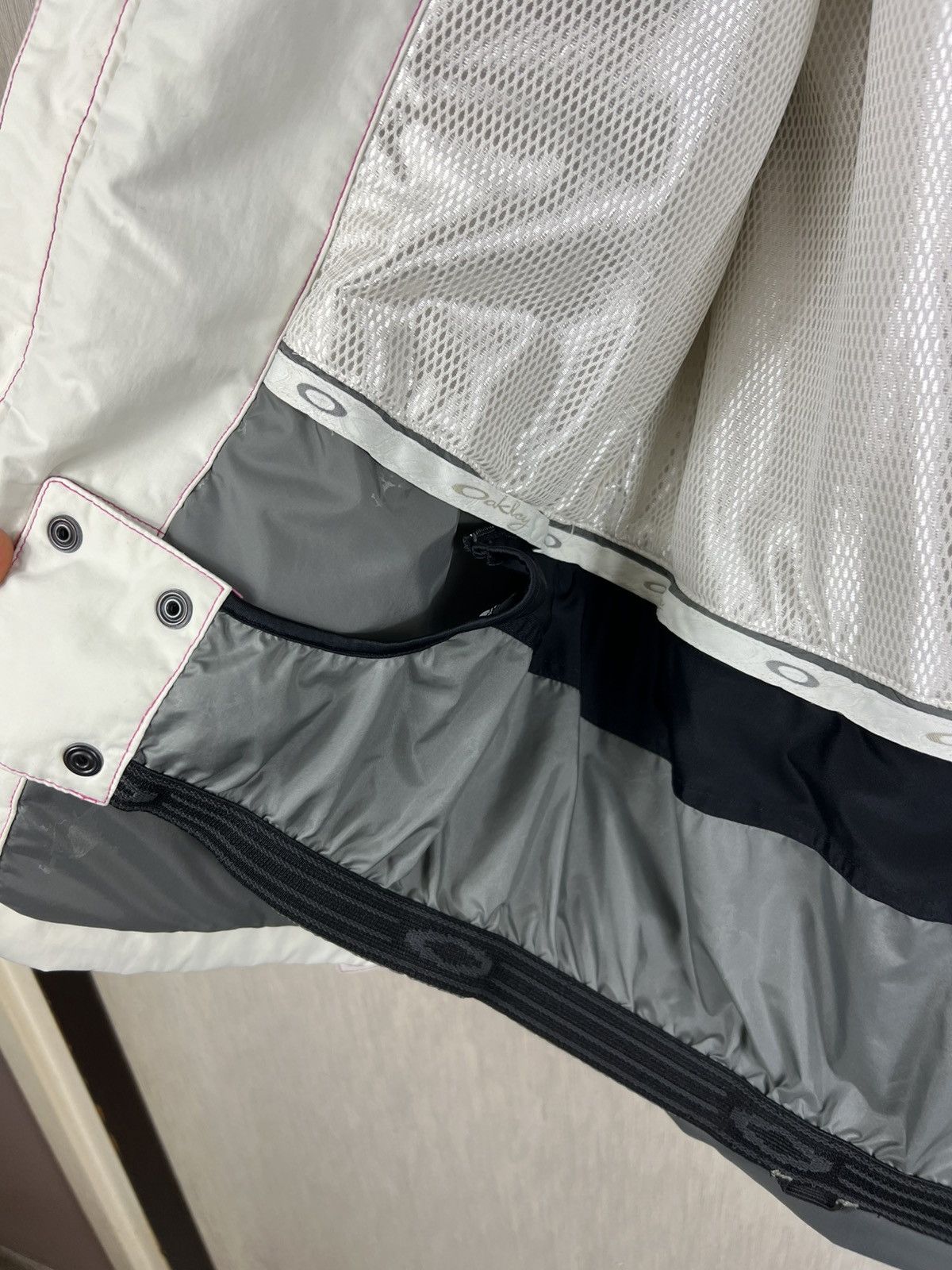 Oakley Vintage Oakley magnetic pocket y2k ski winter outdoor jacket Size S / US 4 / IT 40 - 21 Thumbnail