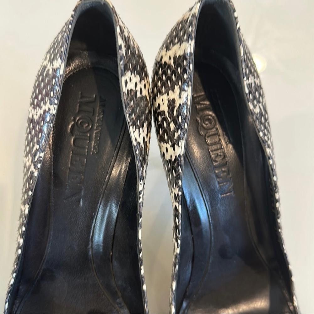 Alexander McQueen Alexander McQueen Black White Snakeskin Round Toe Heels 39.5 Size US 8.5 / IT 38.5 - 4 Thumbnail
