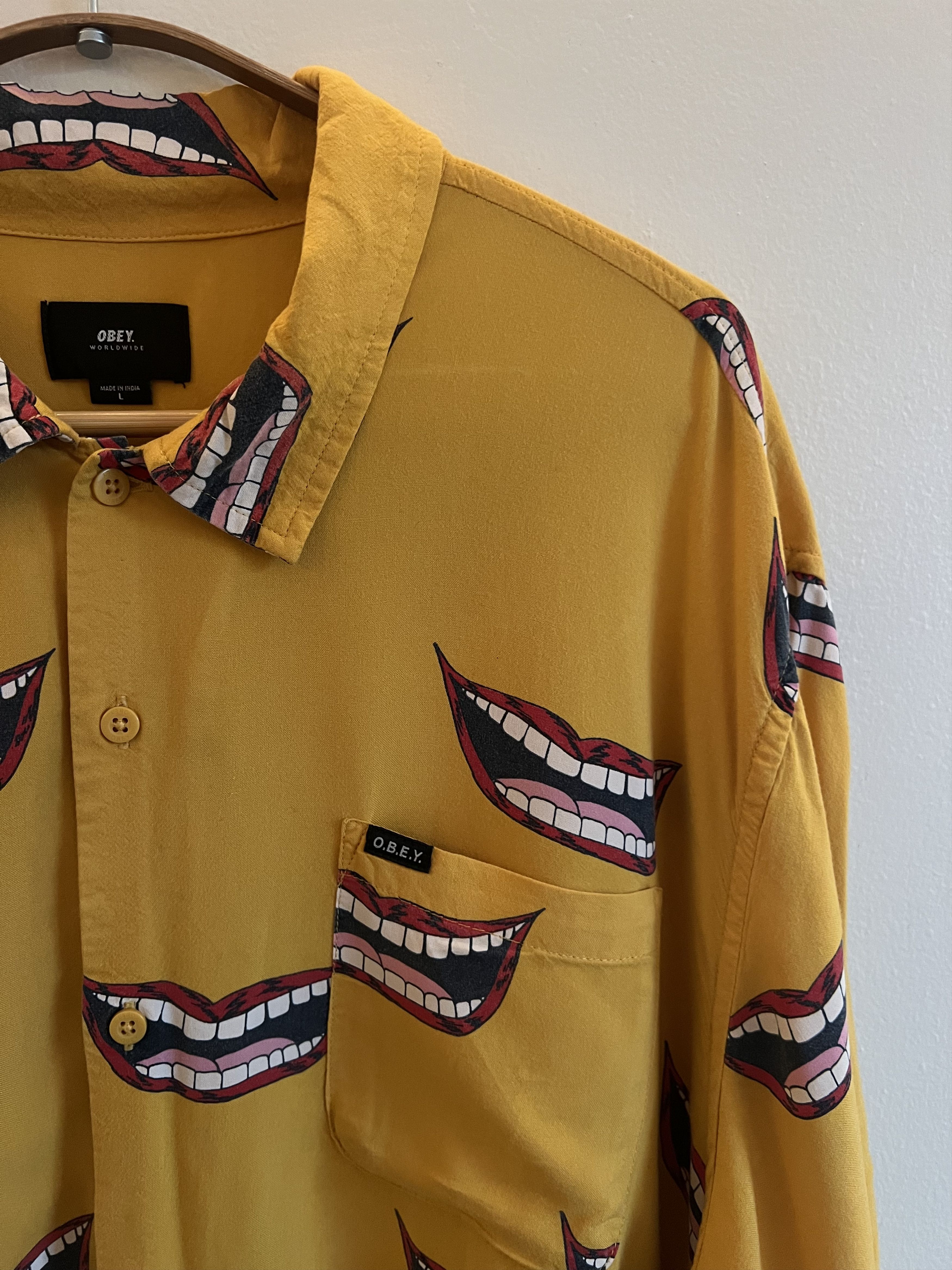 Obey Easy Lips Smile Shirt + Matching socks! Size US L / EU 52-54 / 3 - 1 Thumbnail