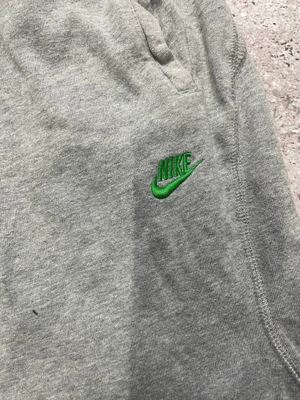 Nike Vintage Nike Gray Sweat Shorts with Green Logo Size S Size US 29 - 2 Thumbnail