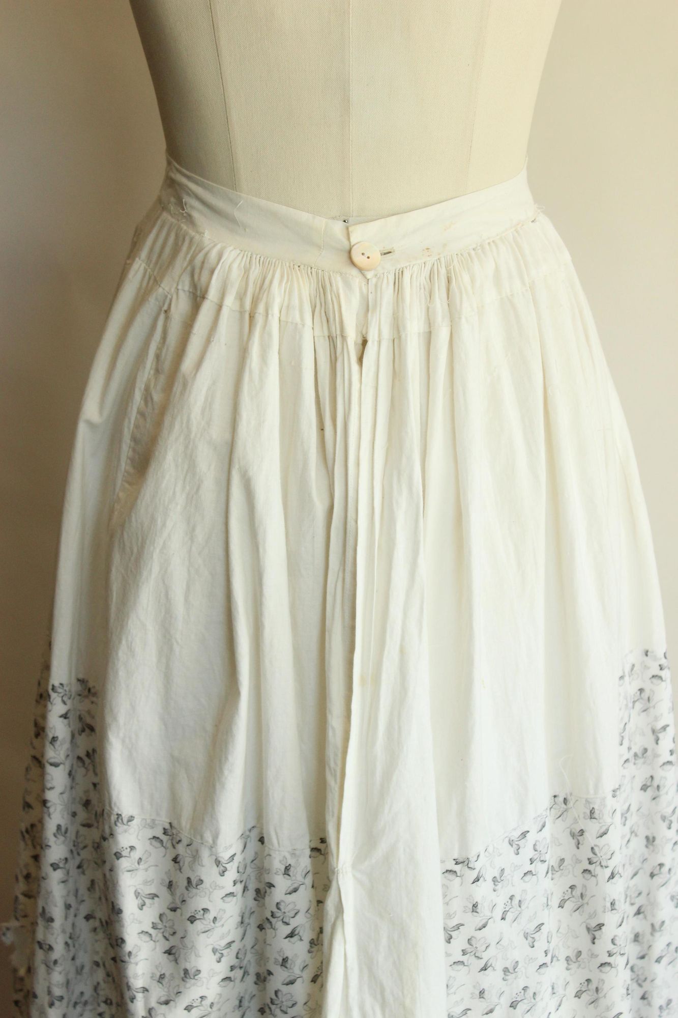 Vintage Vintage Antique 1890s Skirt, Victorian Gray and White Floral Size 26" / US 2 / IT 38 - 9 Thumbnail
