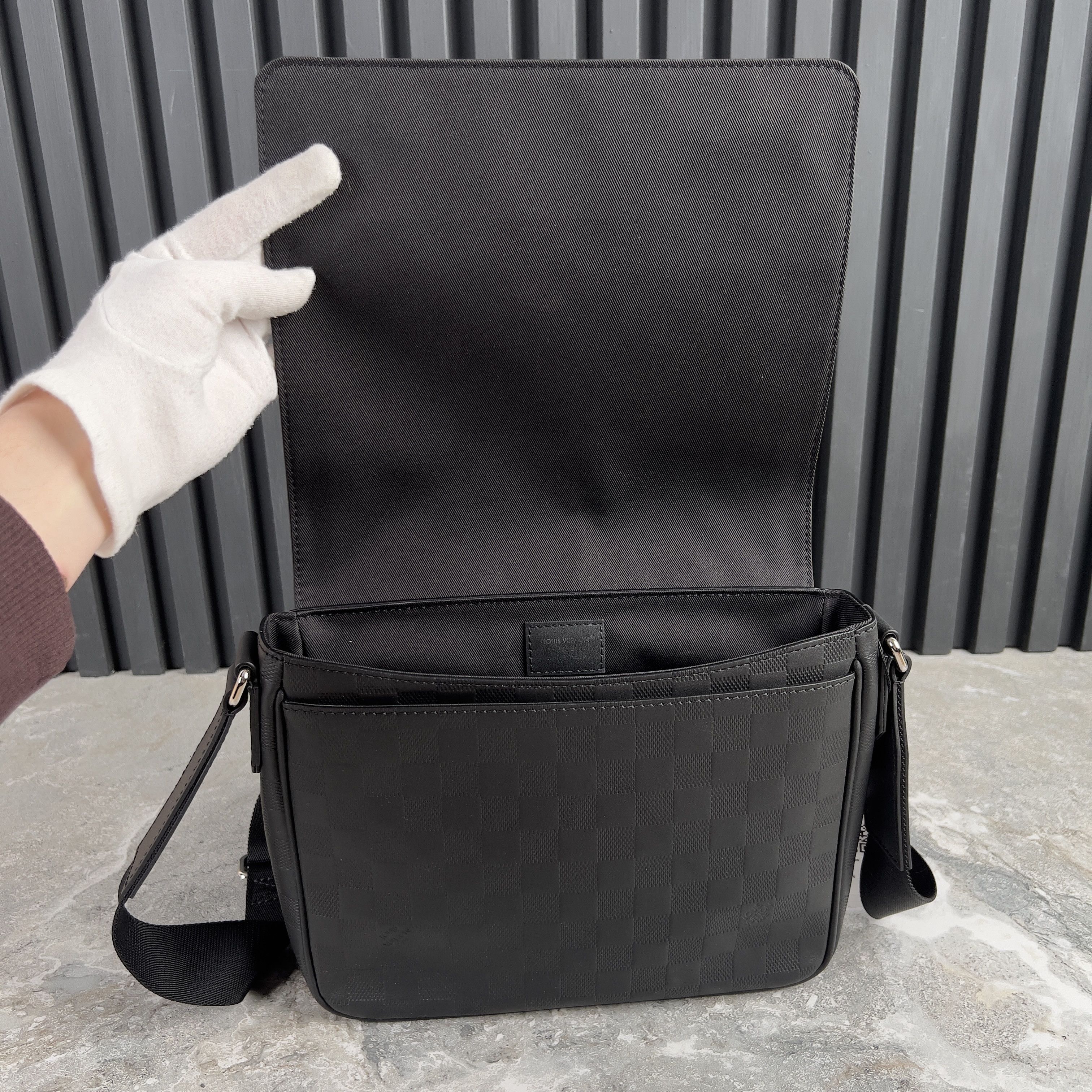 Louis Vuitton Damier Infini District PM Crossbody Messenger Bag Leather Size ONE SIZE - 9 Thumbnail