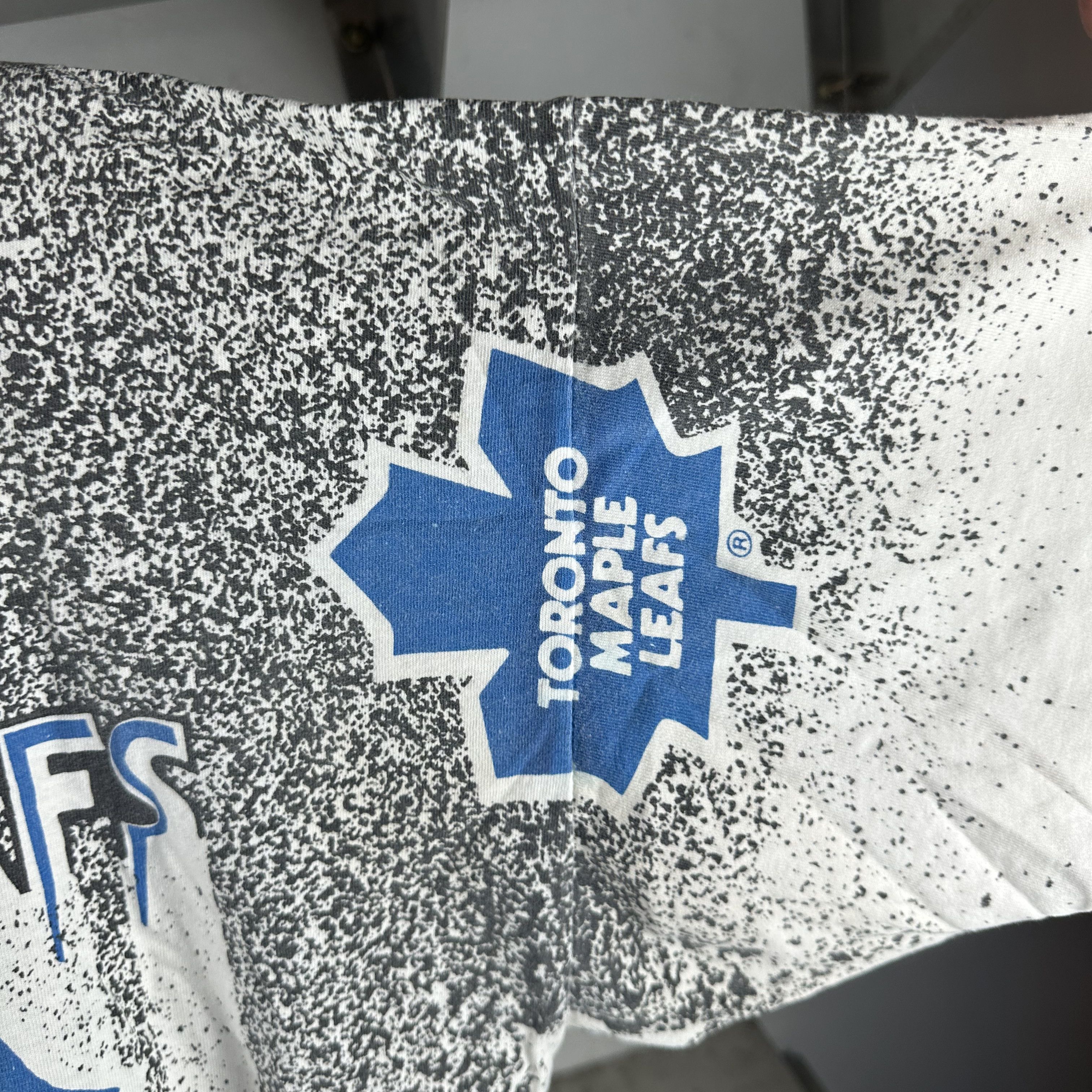 Vintage ​90s Toronto Maple Leafs All Over Print NHL AOP XL T-shirt Size US XL / EU 56 / 4 - 9 Thumbnail
