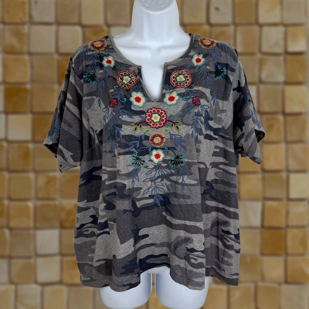 Johnny Was Johnny Was Top Medium Camo Short Sleeve V Neck Embroidered Boho Festival Shirt Womens M Gray混 Size M / US 6-8 / IT 42-44 - 1 Thumbnail
