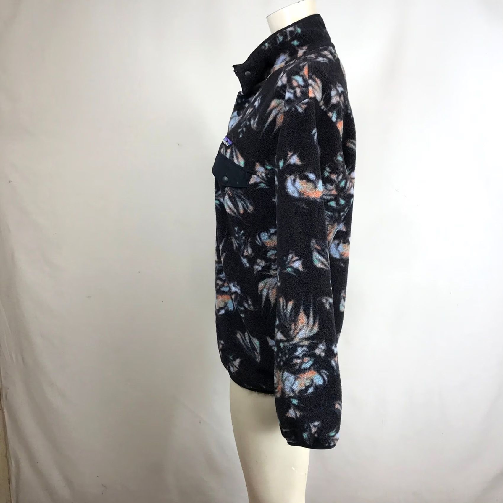 Patagonia Patagonia Fleece Pullover Floral Print Women's M Sweatshirt Long Sleeve 1/2 Zip Snap Pockets Charcoal Black Logo Patch Hanley Neck Size M / US 6-8 / IT 42-44 - 6 Thumbnail