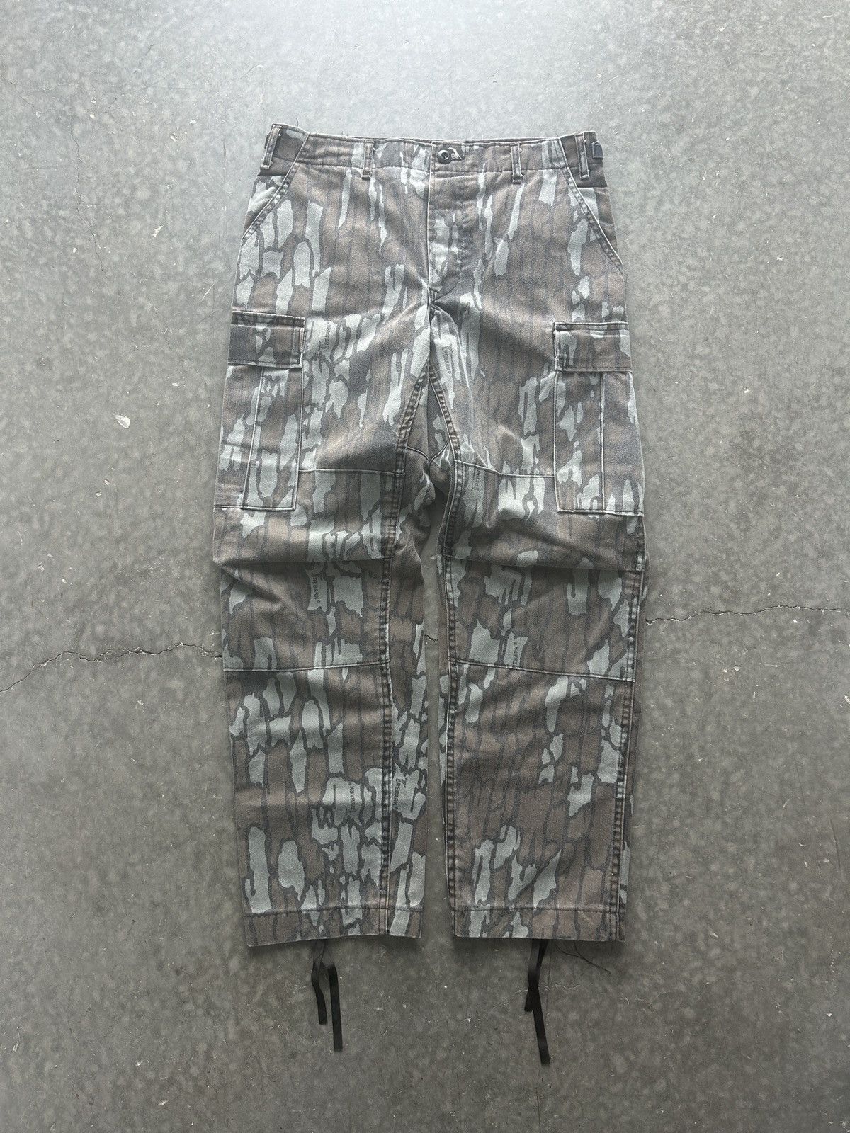 Vintage Vintage 90s Trebark Camo Cargo Pants Size US 33 - 1 Thumbnail