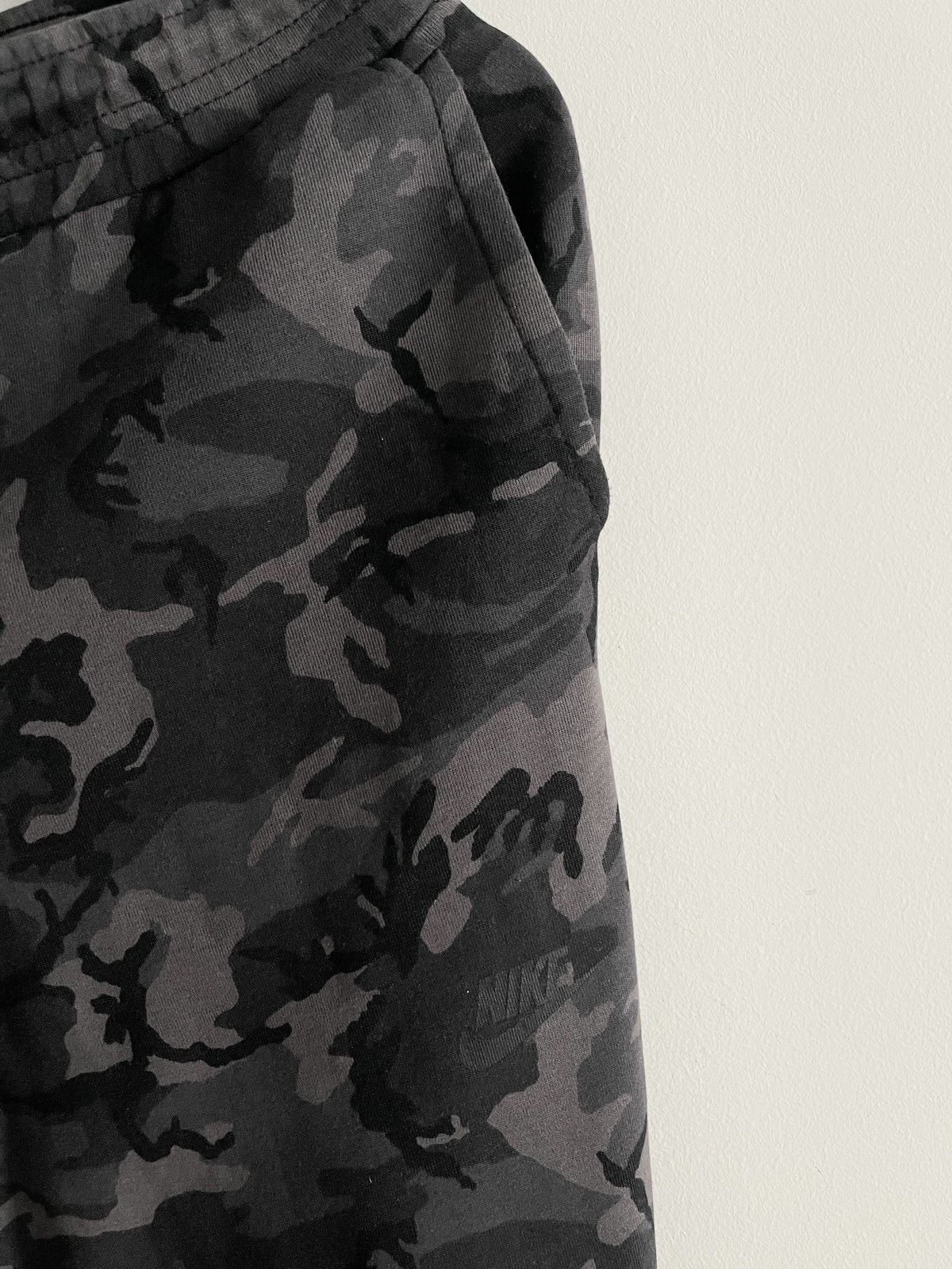 Nike STEAL! 2000s Nike Tech Fleece Camo Track Pants Size US 32 / EU 48 - 3 Thumbnail