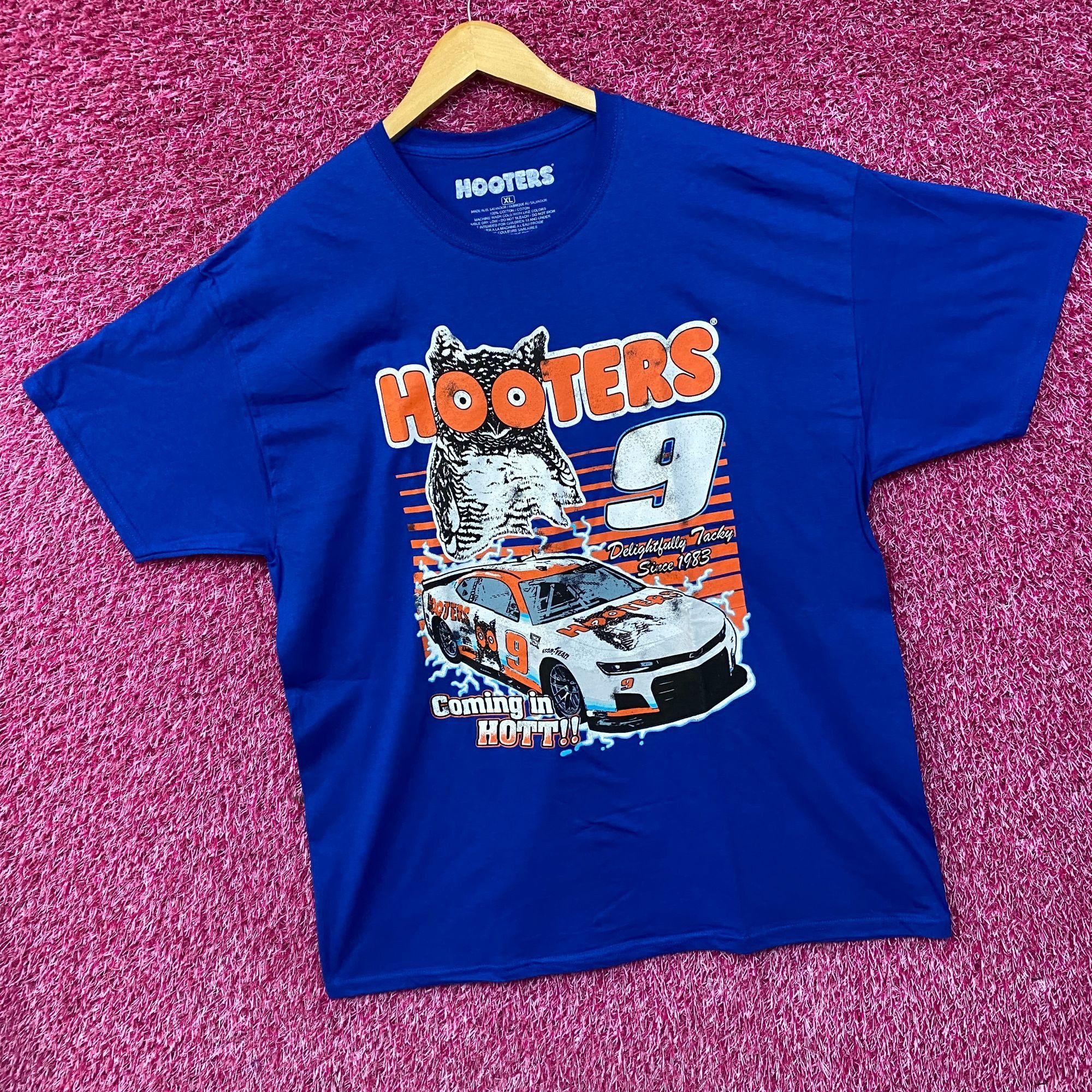 Other Hooters Coming In Hot Delightfully Tacky Since 1983 T-Shirt Size US XL / EU 56 / 4 - 3 Thumbnail