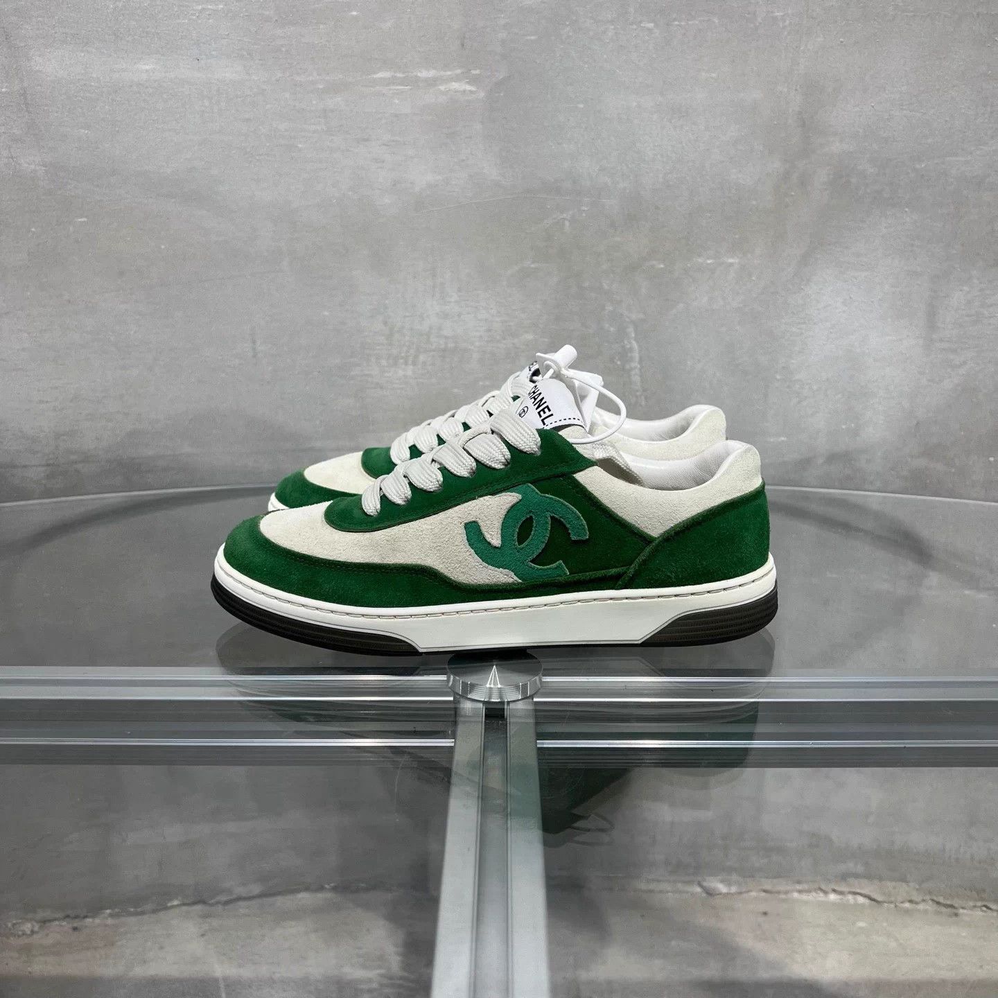 Chanel Chanel 23P White Green Suede Sneakers EU35 Size US 4 / IT 34 - 3 Thumbnail
