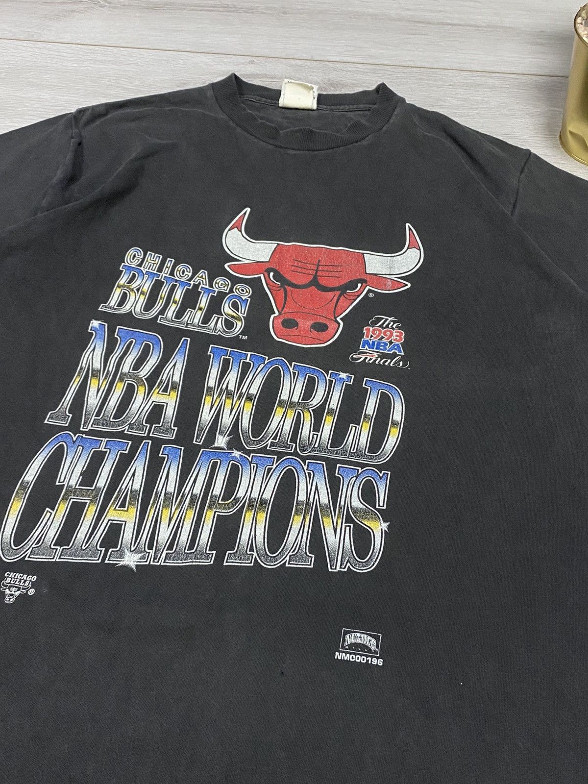 Nutmeg Nutmeg Chicago Bulls USA 90s vintage tee world champions Size US L / EU 52-54 / 3 - 2 Thumbnail