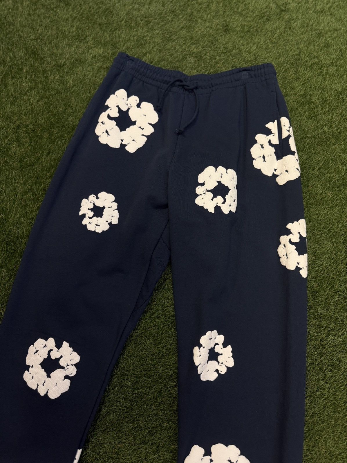 DENIM TEARS Denim Tears Cotton Wreath Sweatpants Navy Blue (M) Size US 31 - 4 Thumbnail