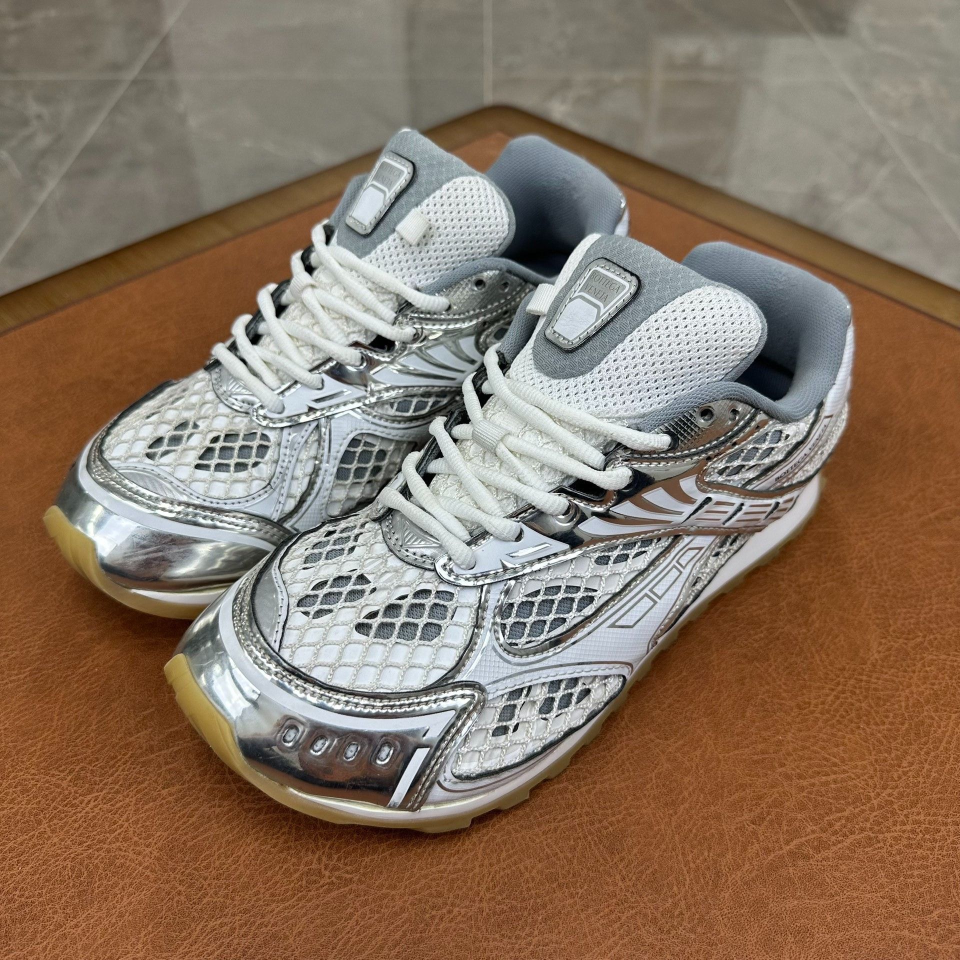 Bottega Veneta Bottega Veneta White Lowtop Sneakers 8 Men Size US 8 / EU 41 - 1 Thumbnail
