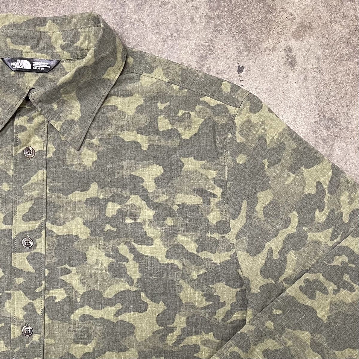 The North Face The North Face Camo Button Up Long Sleeve Shirt Size US XXL / EU 58 / 5 - 2 Thumbnail
