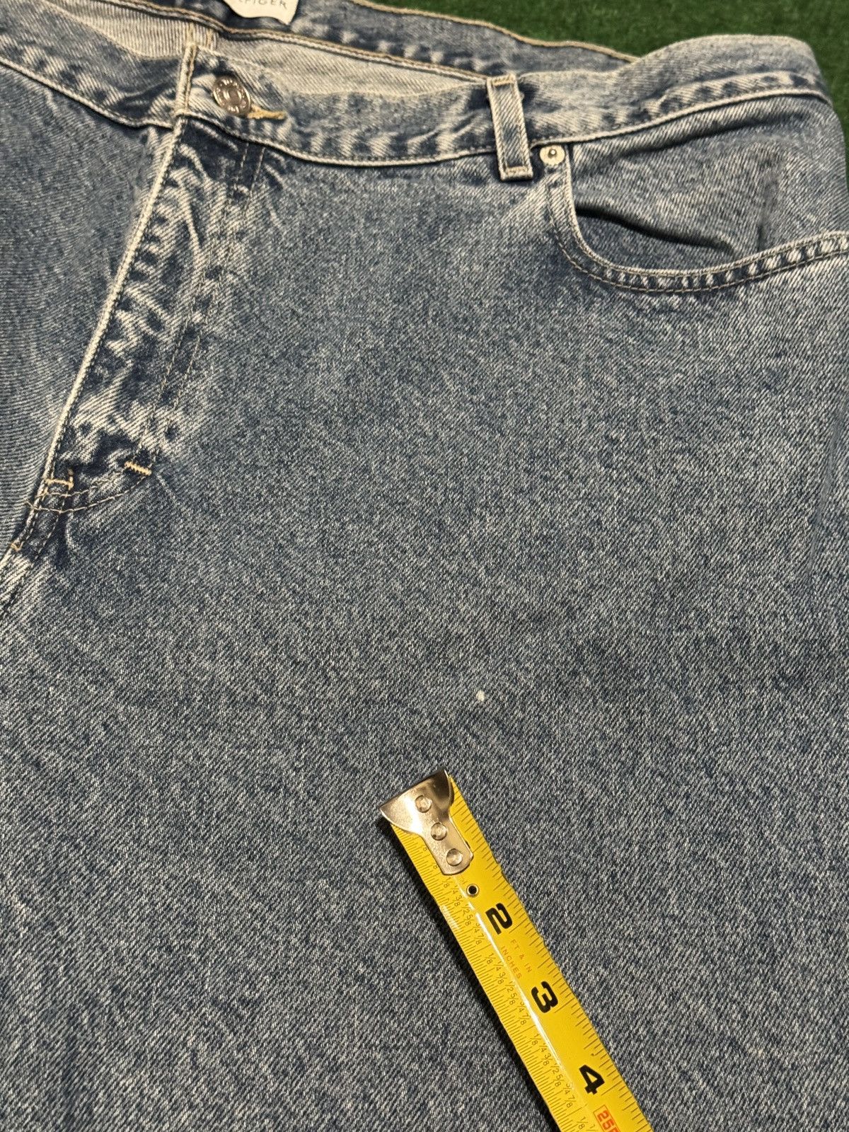 Tommy Hilfiger Vintage Tommy Hilfiger Relaxed Light Wash 40x30 Y2K Jeans Size 42" / US 20 - 14 Thumbnail