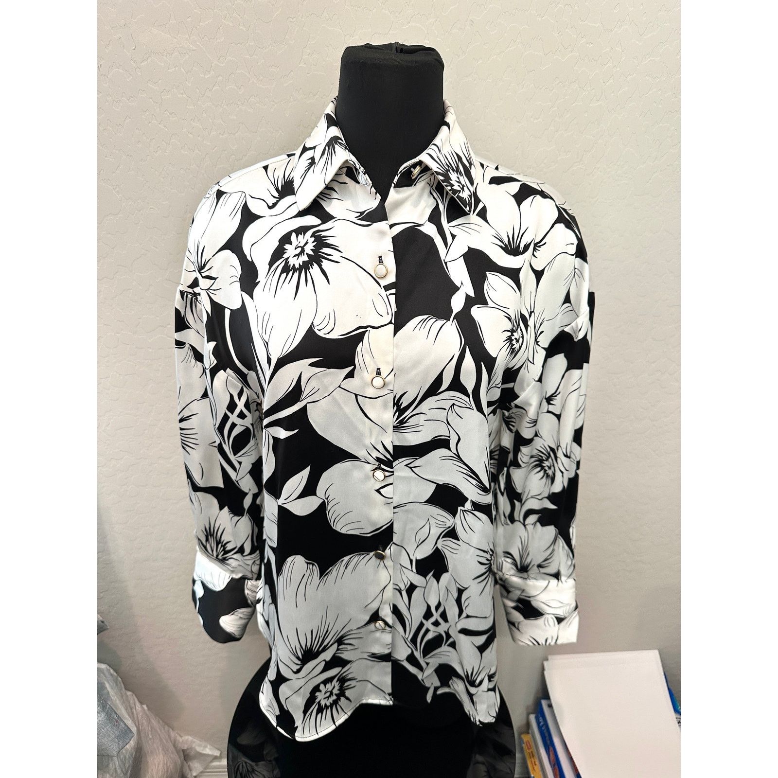House of Harlow HOUSE OF HARLOW White Modern Floral Button Front Blouse Size S / US 4 / IT 40 - 2 Thumbnail