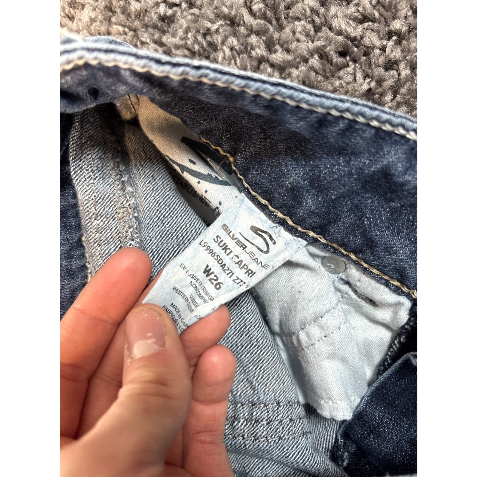 Silver Jeans Co. VINTAGE Silver Jeans Womens Suki Surplus Capri Jeans Y2K 90s Low Rise Blue 26 Women’s Capris Distressed Cropped Denim Photos Size 26" / US 2 / IT 38 - 4 Thumbnail