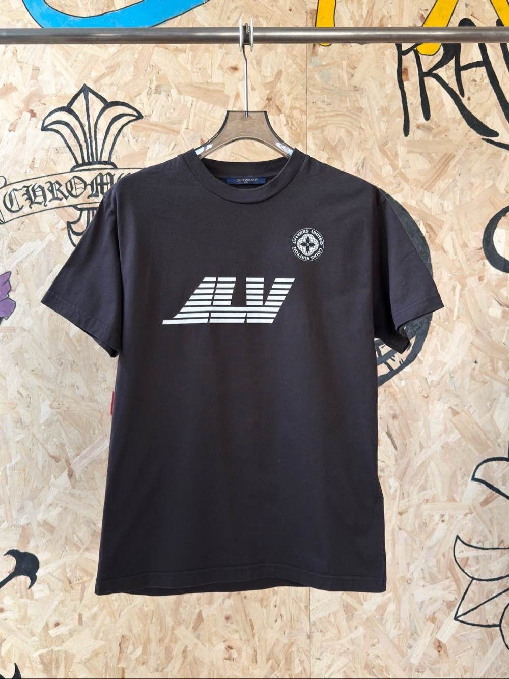 Louis Vuitton Louis Vuitton Graphic Logo T-Shirt Size S Size US S / EU 44-46 / 1 - 1 Thumbnail