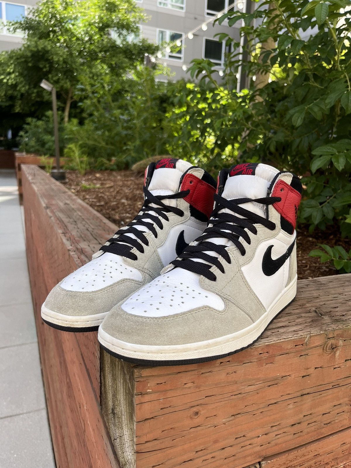 Jordan Brand × Nike Air Jordan 1 Retro High OG "Light Smoke Grey" Size US 9.5 / EU 42-43 - 4 Thumbnail