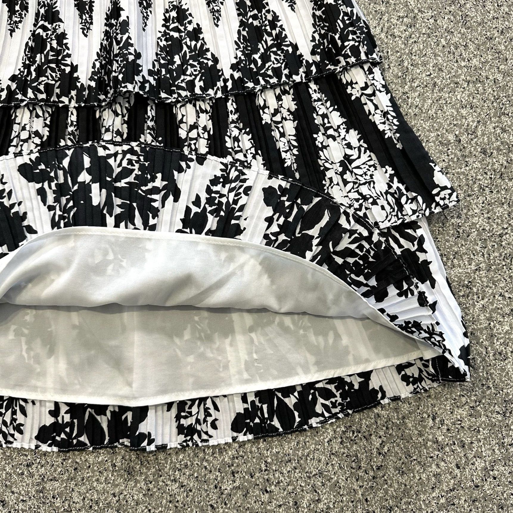 White House Black Market White House Black Market Skirt Womens S Midi Pleated Lined Black Size 28" / US 6 / IT 42 - 4 Thumbnail