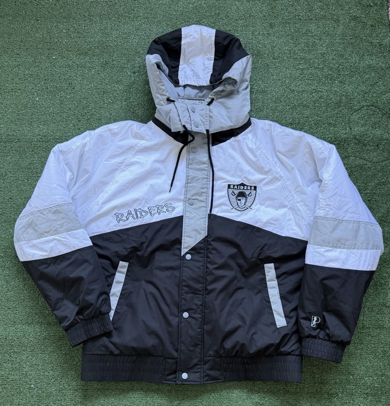 NFL LAS VEGAS RAIDERS PRO PLAYER SPELL OUT WINDBREAKER J