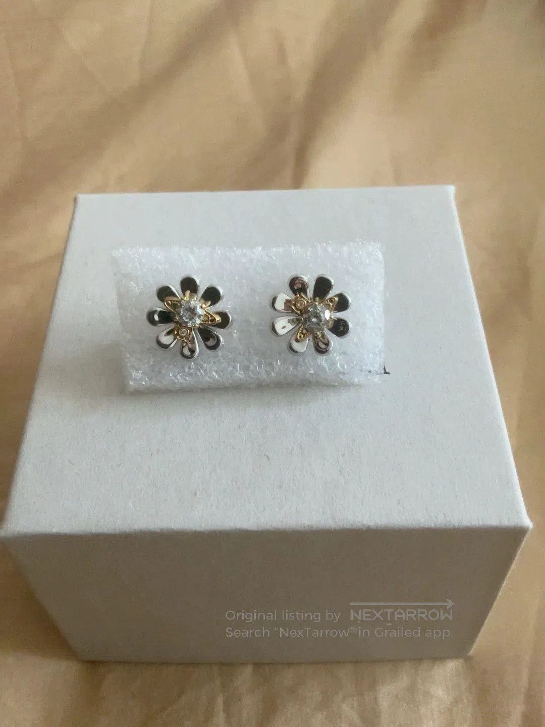 Chanel vintage westwood floral stud earrings. Size ONE SIZE - 1 Thumbnail