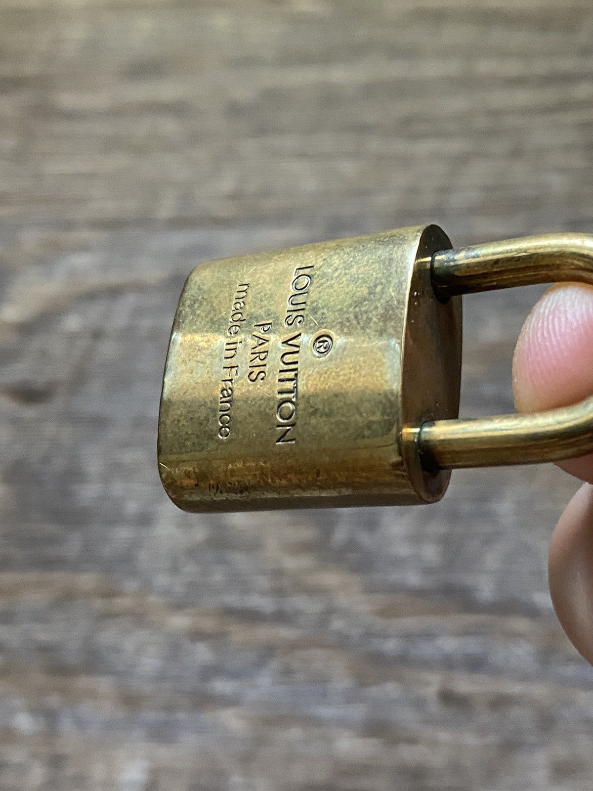 Louis Vuitton Louis Vuitton Lock 332 Size ONE SIZE - 4 Thumbnail