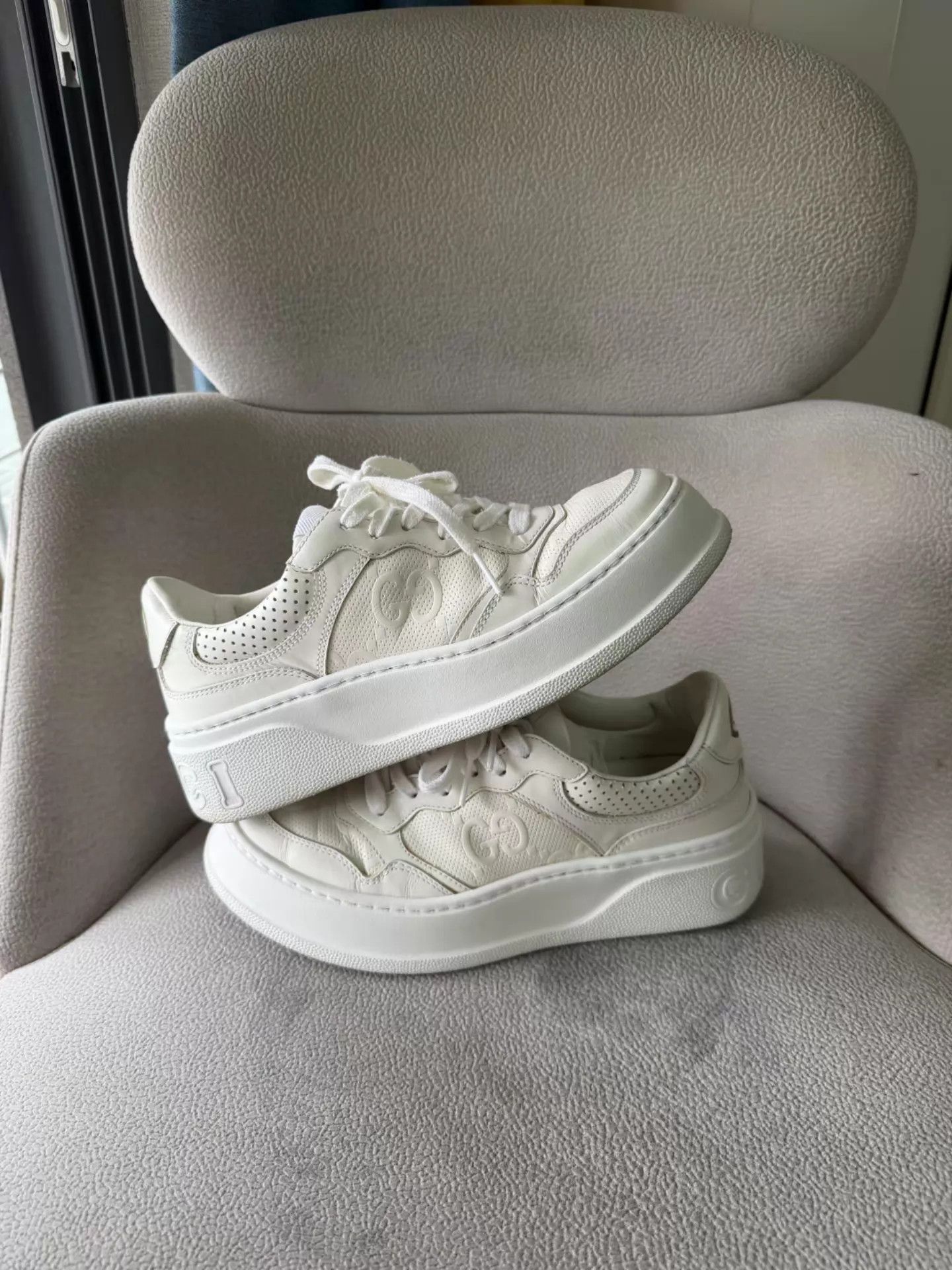 Gucci Gucci Platform White 37.5GG embossed gold lettering Size US 7 / IT 37 - 4 Thumbnail