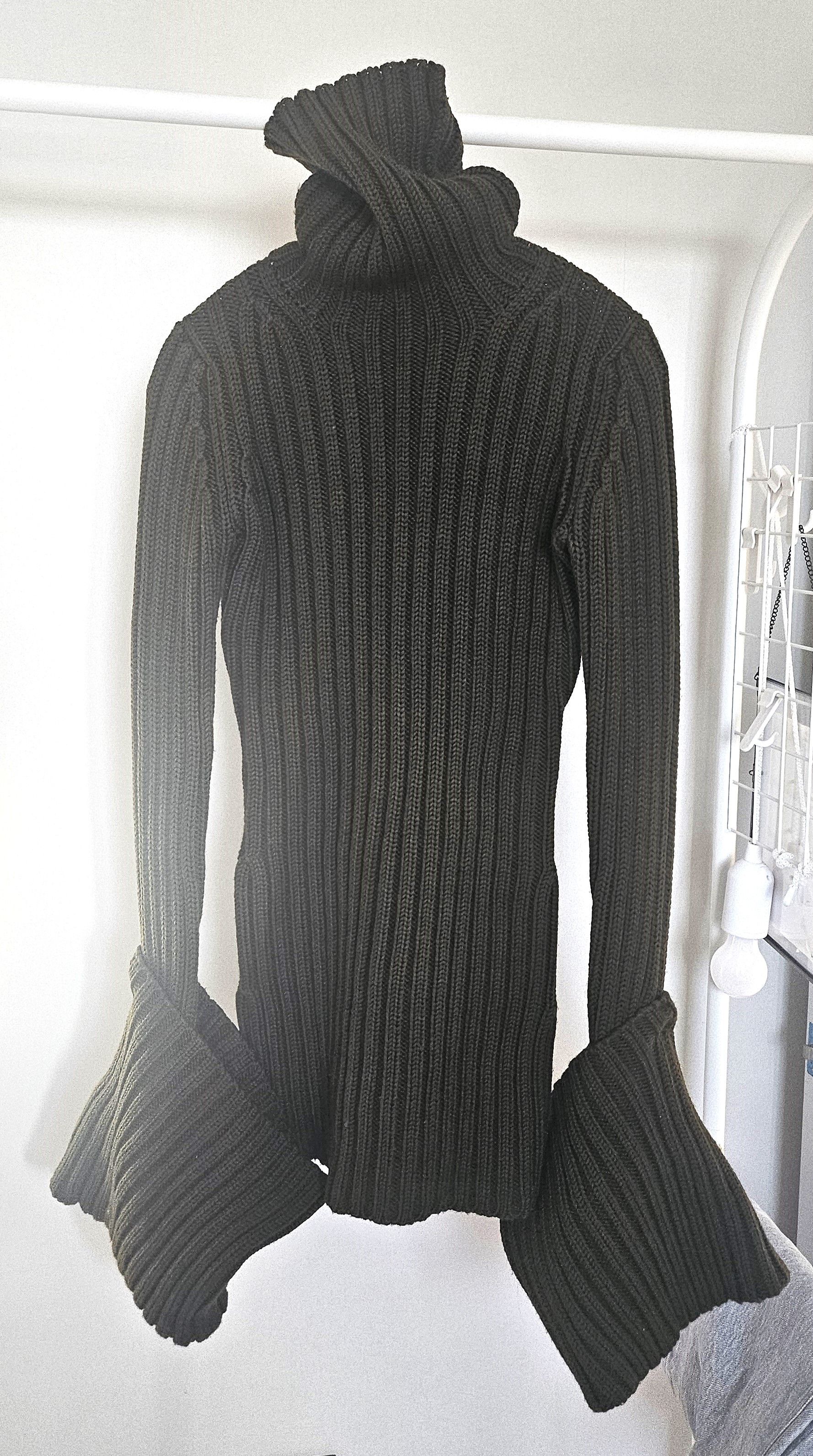 Knitted turtleneck with oversized cuffs