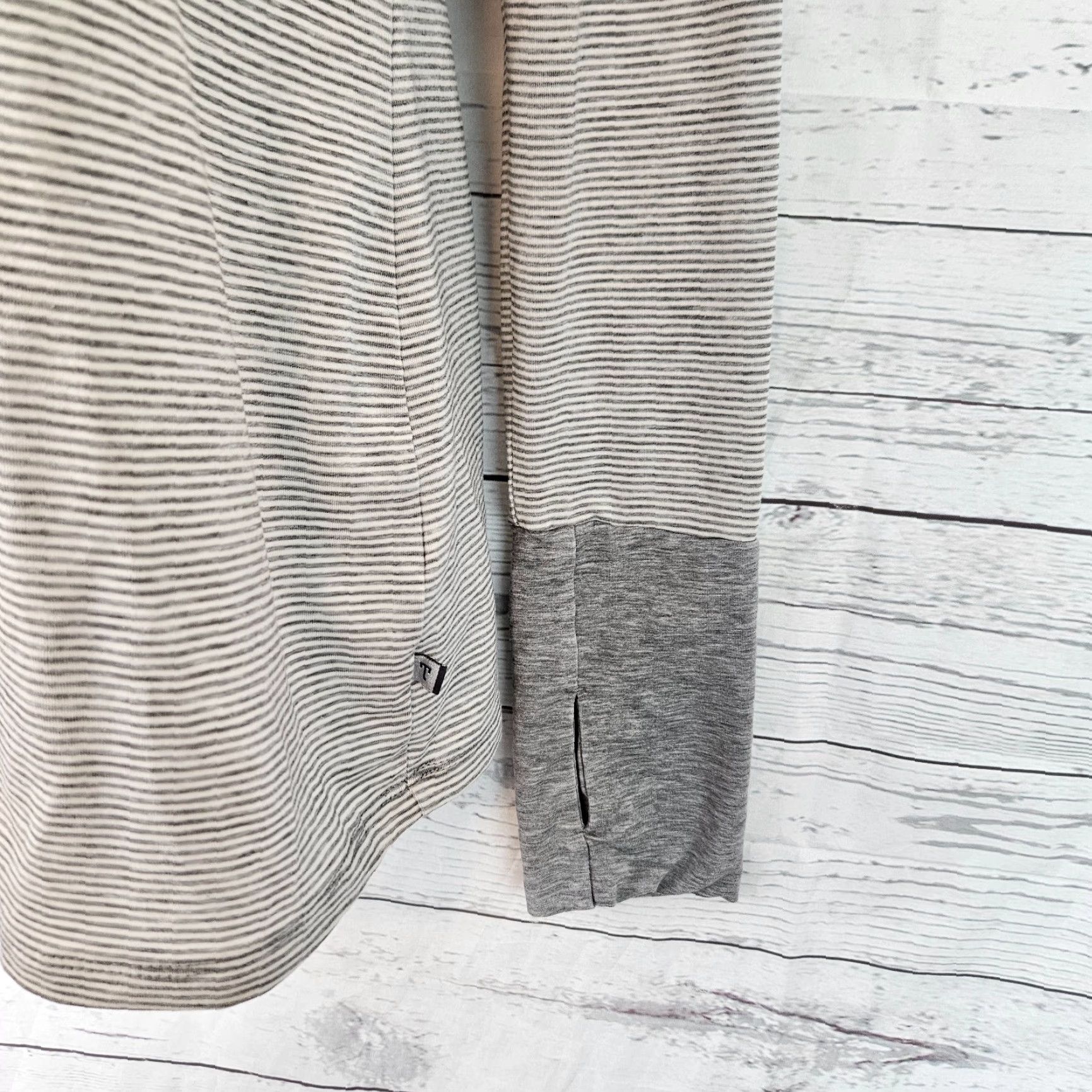 Toad&Co Toad&Co Womens Swiftly Long Sleeve Tunic Sz Small Gray Striped Thumbholes Size S / US 4 / IT 40 - 3 Thumbnail