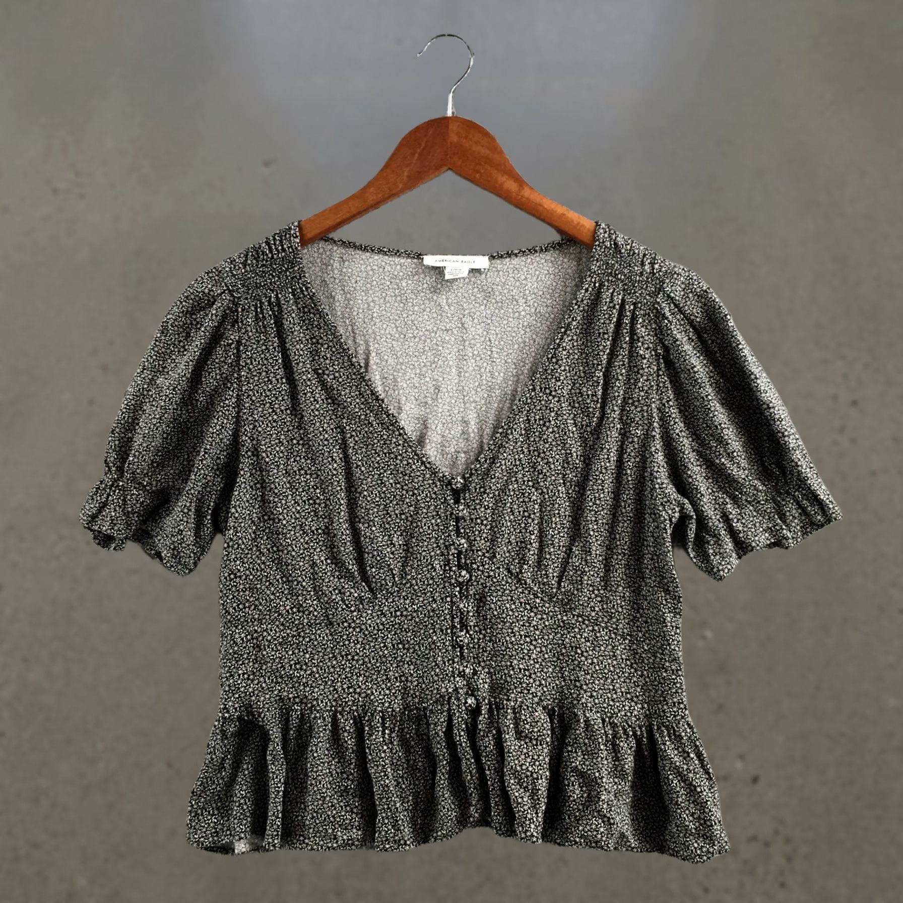 American Eagle Outfitters American Eagle Outfitters Top Womens L Black Floral Button Front Ruffle Hem Short Sleeve Size L / US 10 / IT 46 - 1 Thumbnail