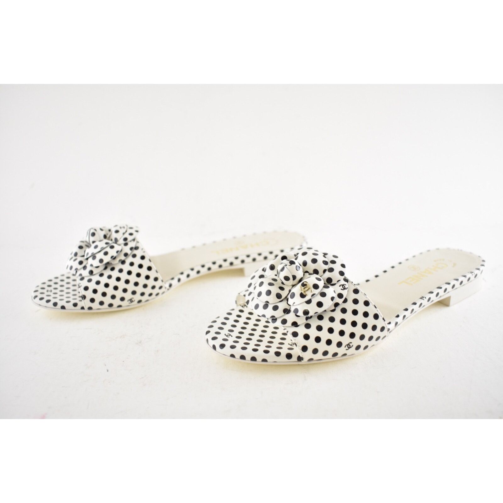 Chanel Chanel 24P Black White Camellia Flower Polka Dot CC Logo Size US 8 / IT 38 - 13 Thumbnail