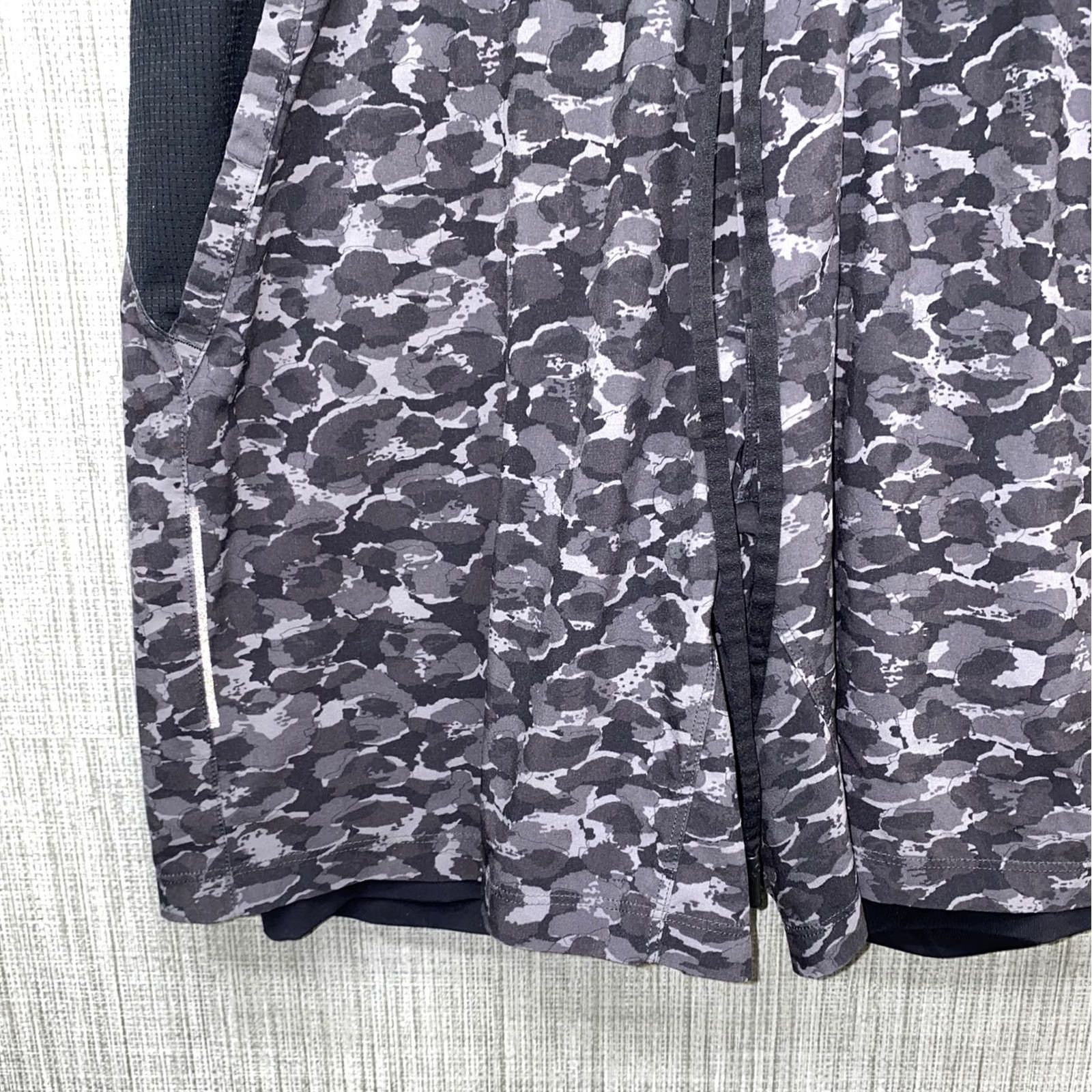 Lululemon Lululemon Athletic Shorts Mens Black/Gray Drawstring Size S Regular Waist 27 in Athletic Shirt? Size US 29 - 3 Thumbnail