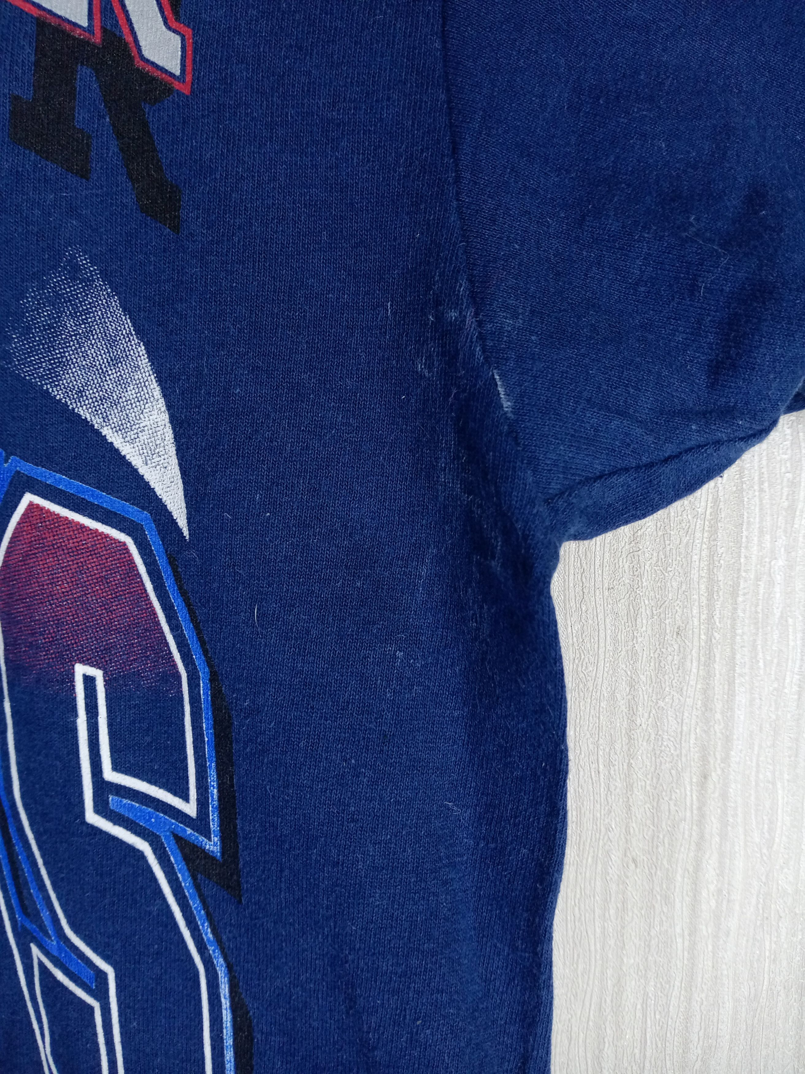 NHL RARE VINTAGE 90'S VANCOUVER CANUCKS NFL TSHIRT Size US M / EU 48-50 / 2 - 9 Thumbnail