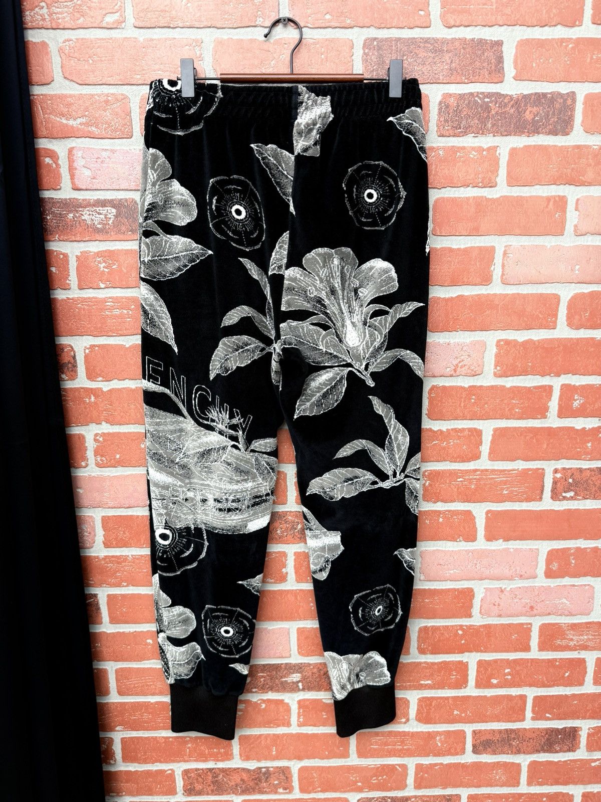 Givenchy Givenchy velvet floral lounge pants size M Size US 32 / EU 48 - 5 Thumbnail