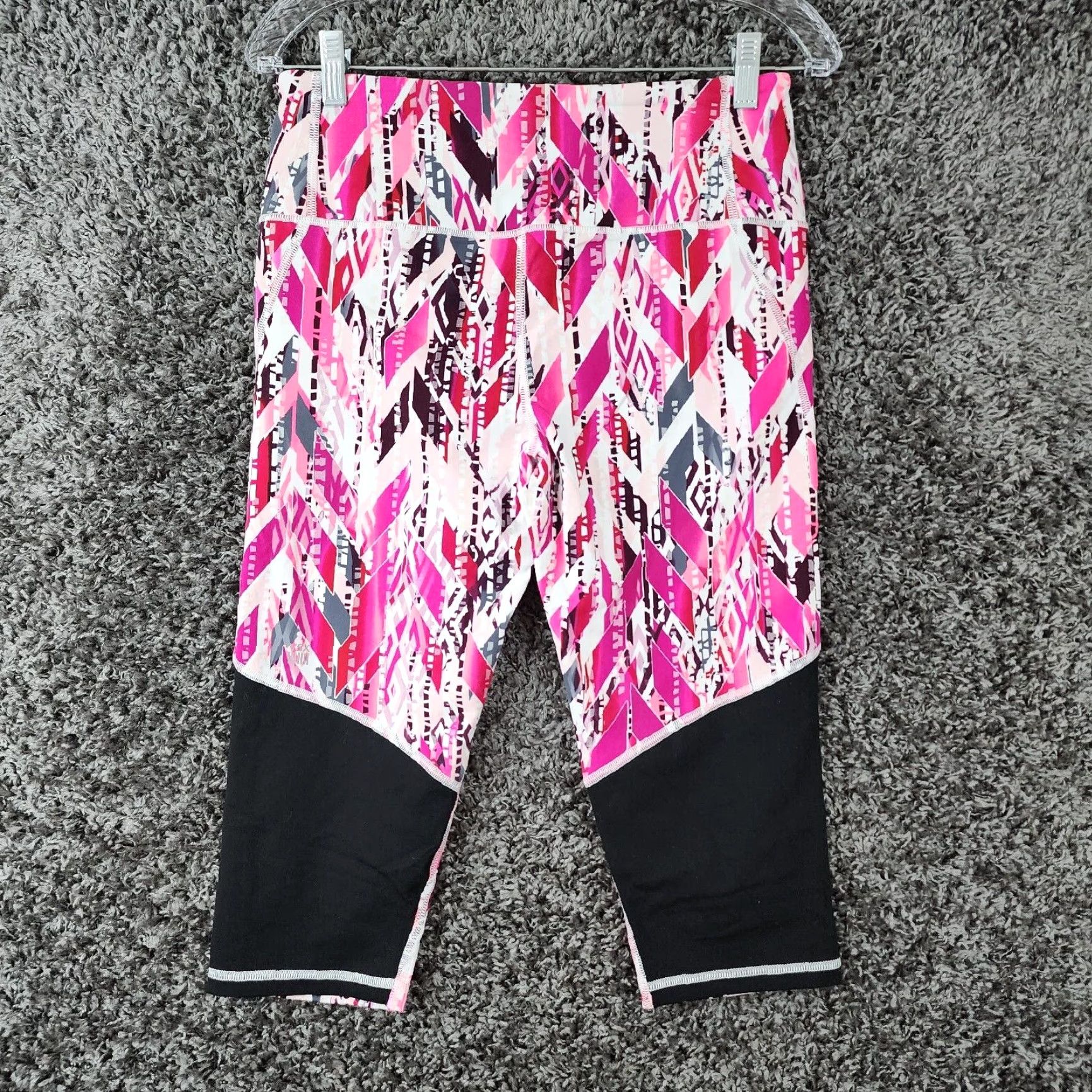 Victoria's Secret Victoria's Secret Sport Womens Pink Geometric Fitted Capri Leggings Size M Size 32" / US 10 / IT 46 - 4 Thumbnail