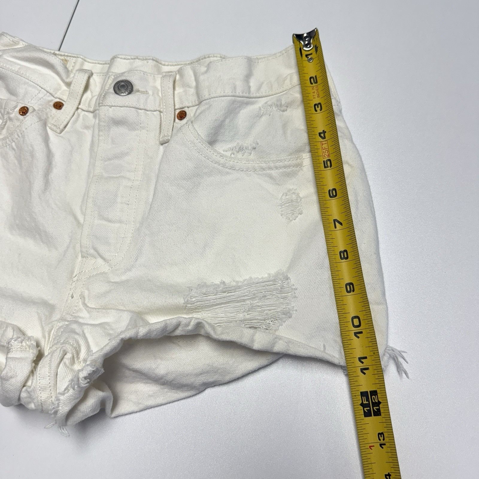 Levi's Levi's 501 Button Fly Denim Shorts Womens 26 White Distress Size 26" / US 2 / IT 38 - 11 Thumbnail