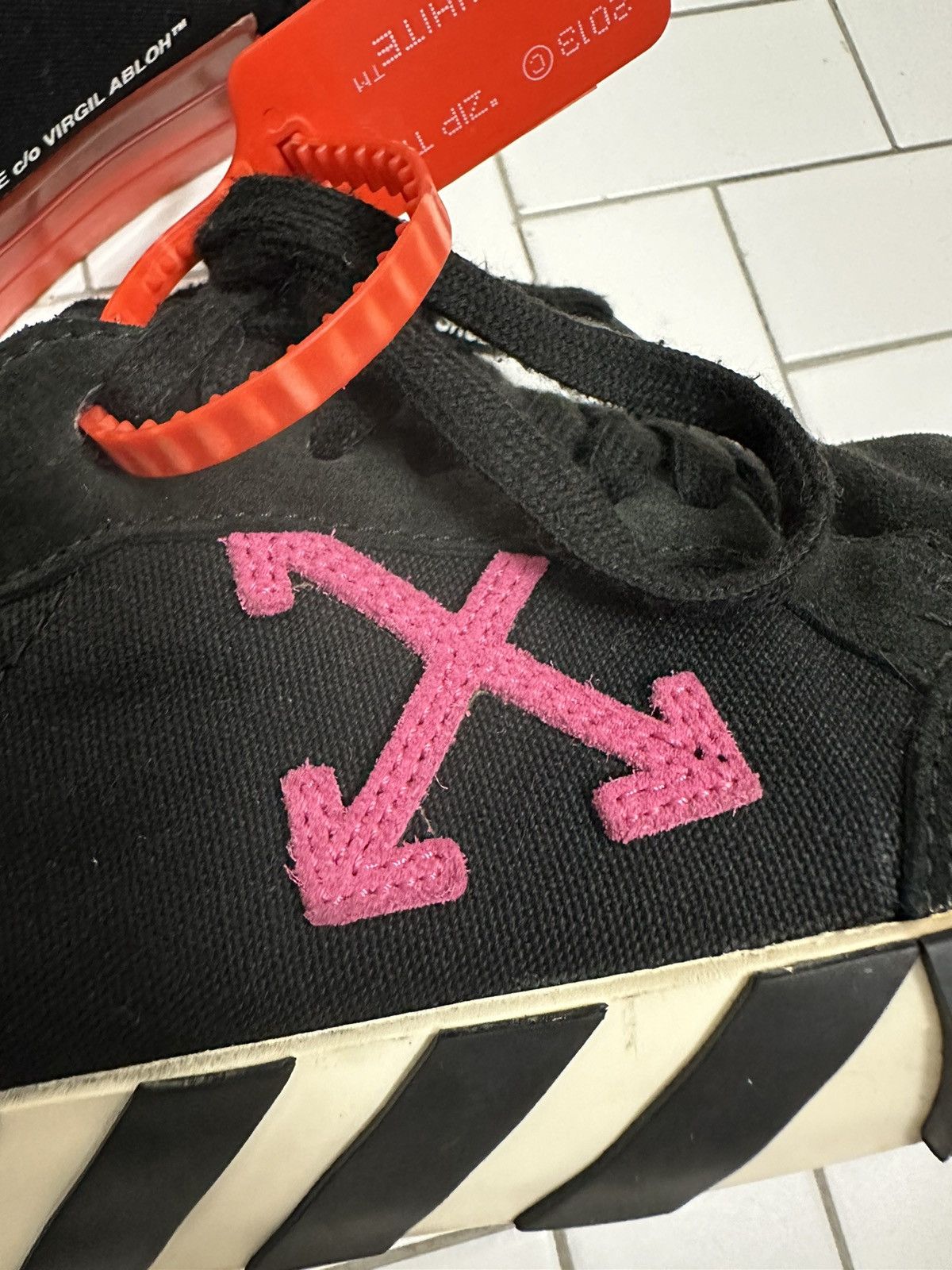 Off-White OFF-White Vulc Low Black Fuchsia Sneakers size 42 Size US 9 / EU 42 - 11 Thumbnail