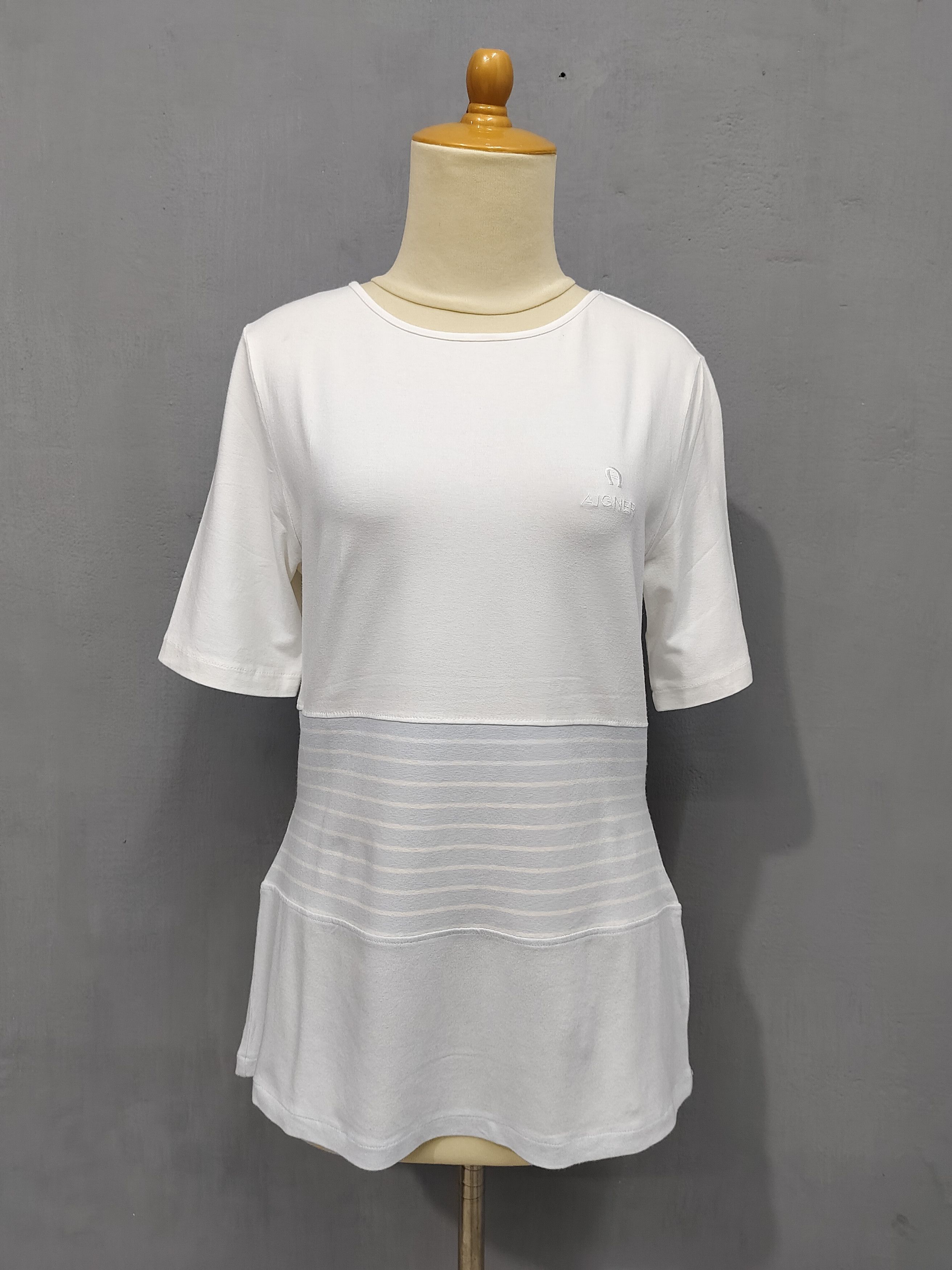 Aigner 2000s Aigner- Minimal Panel Embroidered Logo Viscose Tshirt Size M / US 6-8 / IT 42-44 - 2 Thumbnail
