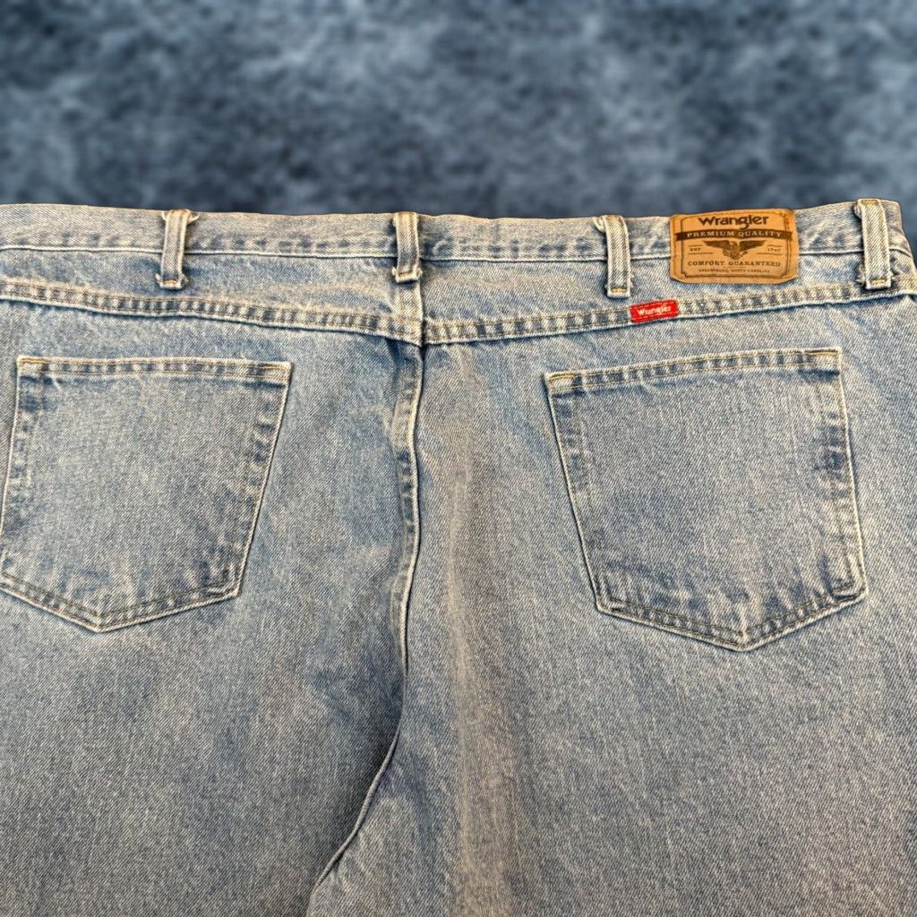 Wrangler Wrangler Jeans Mens Relaxed 44x30 Light Wash Denim 5-Pocket Casual Workwear Zip Button Stretch Straight Size US 44 / EU 60 - 1 Thumbnail