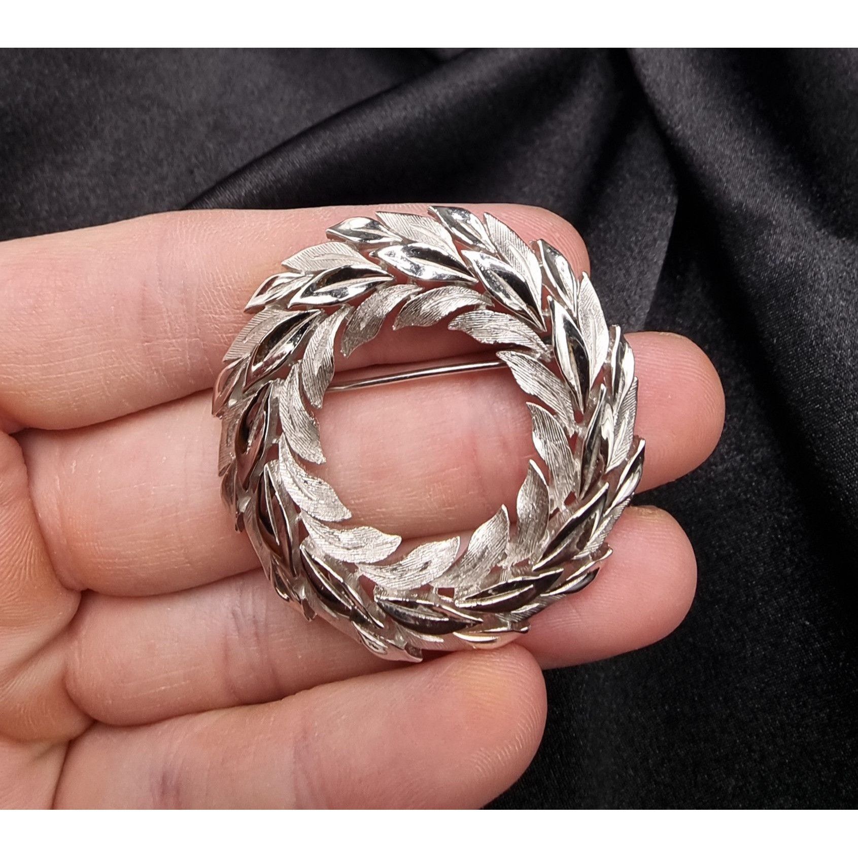 Vintage Vintage 1960s TRIFARI Signed Silver-Tone Wreath-Style Brooch Size ONE SIZE - 4 Thumbnail