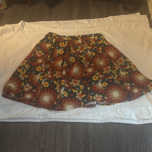 Other LulaRoe Retro Floral Pleated Skirt Green/Red 3XL Size 34" / US 12 / IT 48 - 6 Thumbnail